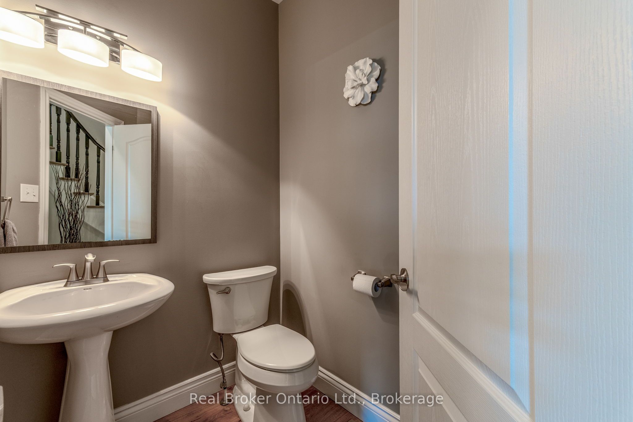 50 The Queensway Property Photo 9