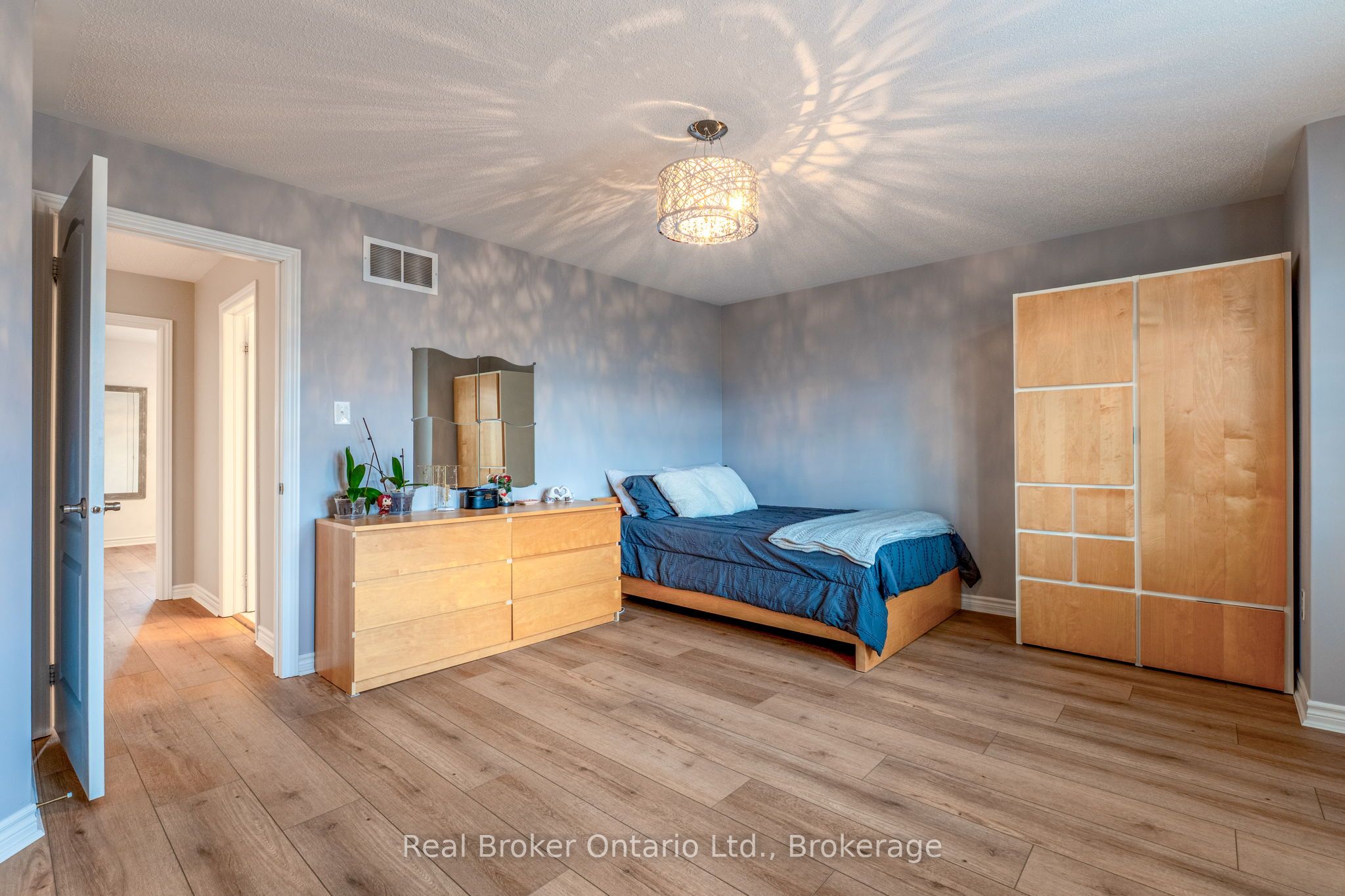 50 The Queensway Property Photo 26