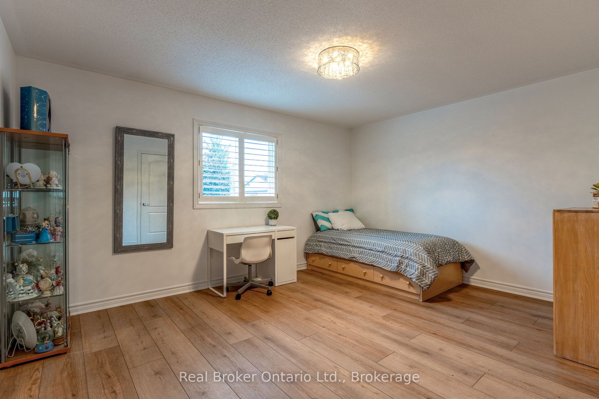 50 The Queensway Property Photo 27