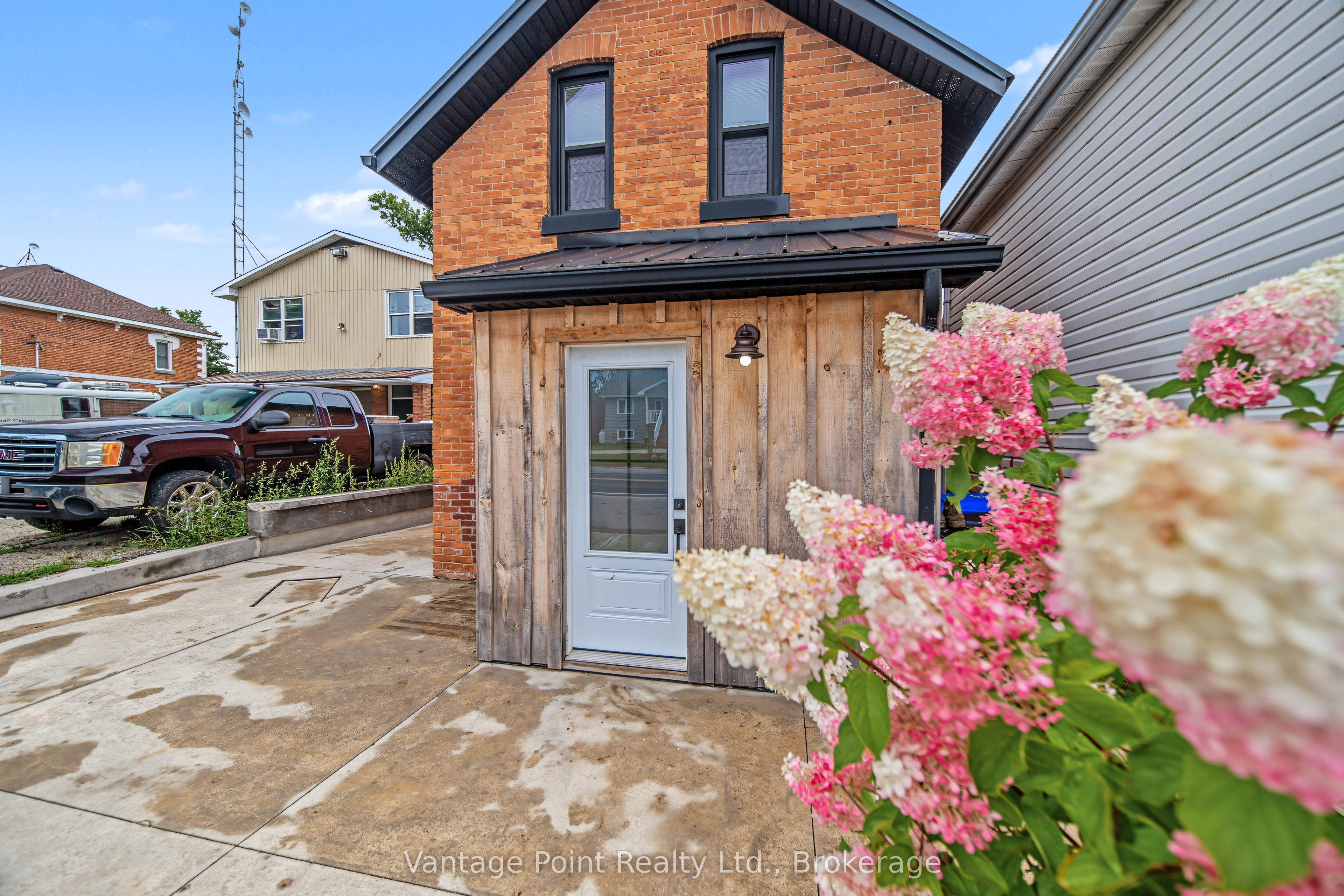 794097 124 Grey Road Property Photo 2