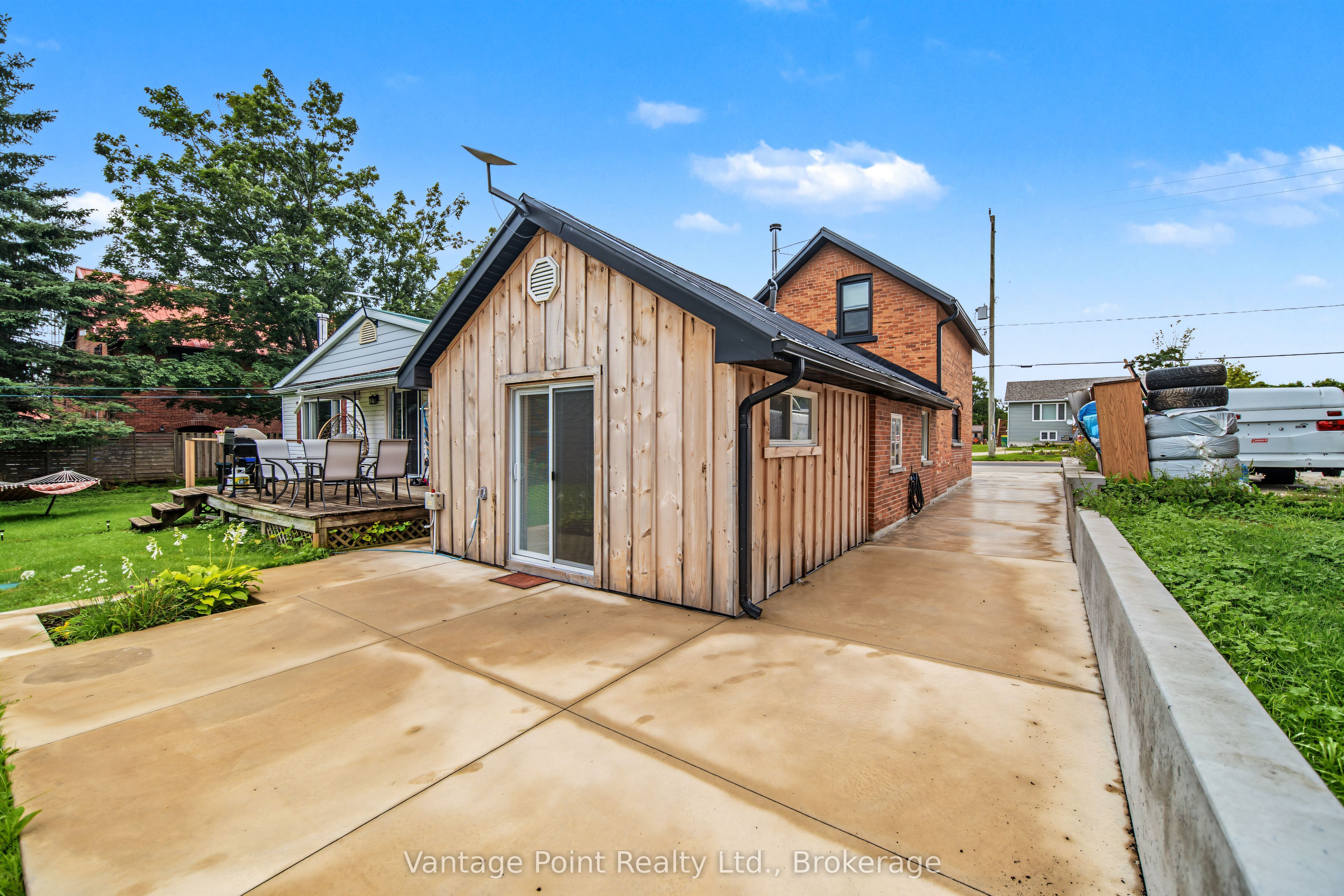794097 124 Grey Road Property Photo 3