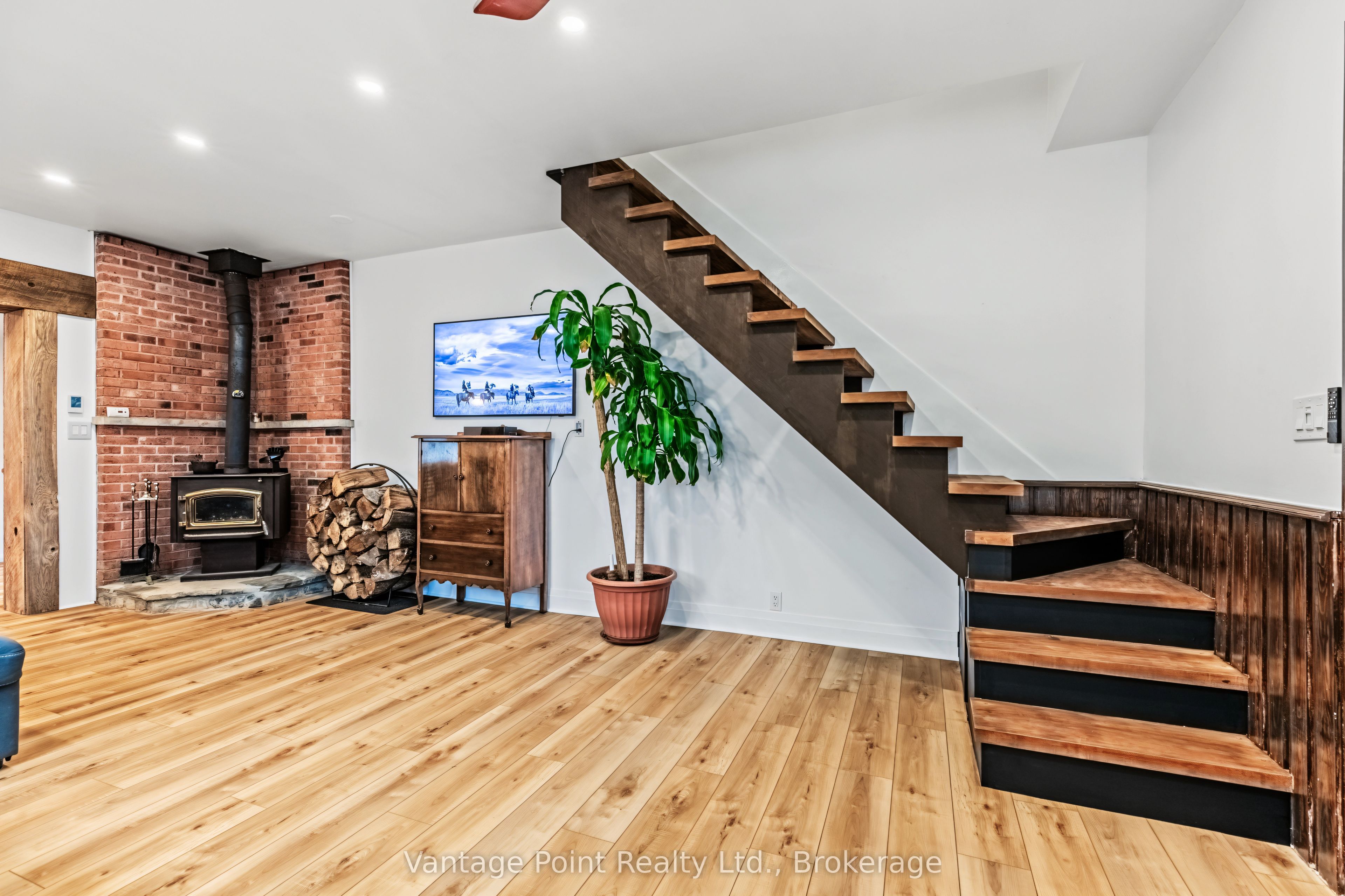 794097 124 Grey Road Property Photo 8