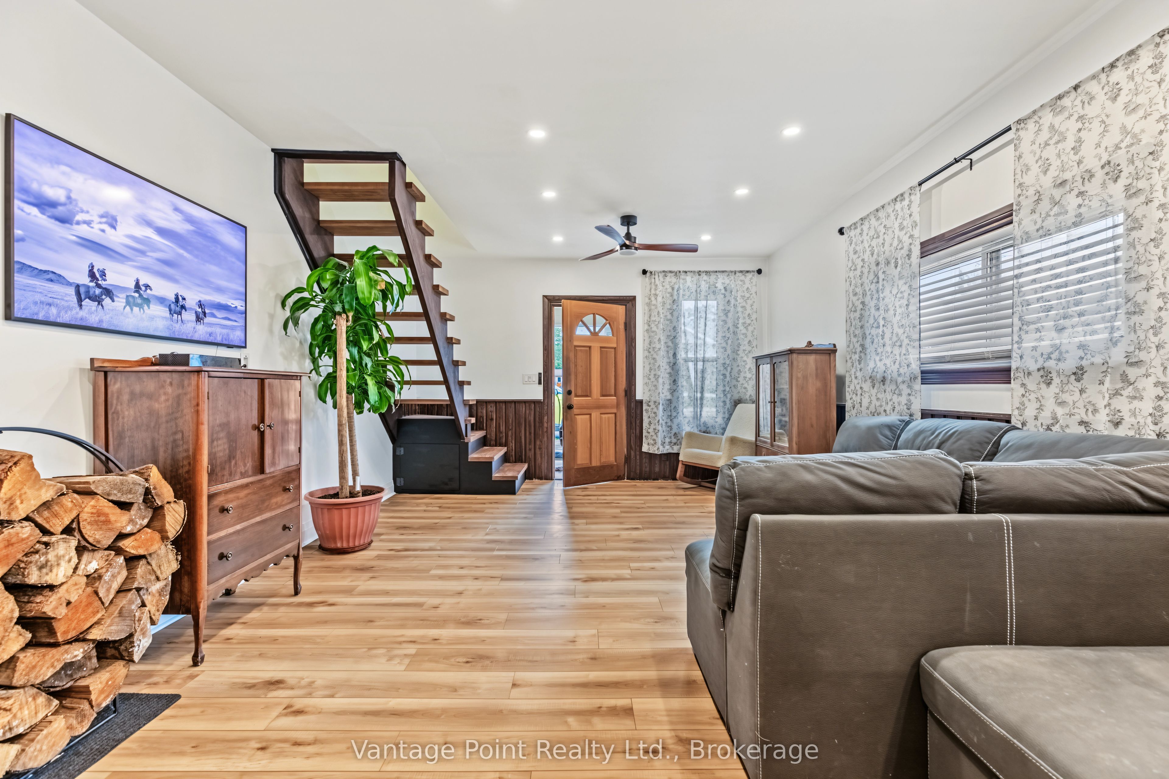 794097 124 Grey Road Property Photo 9