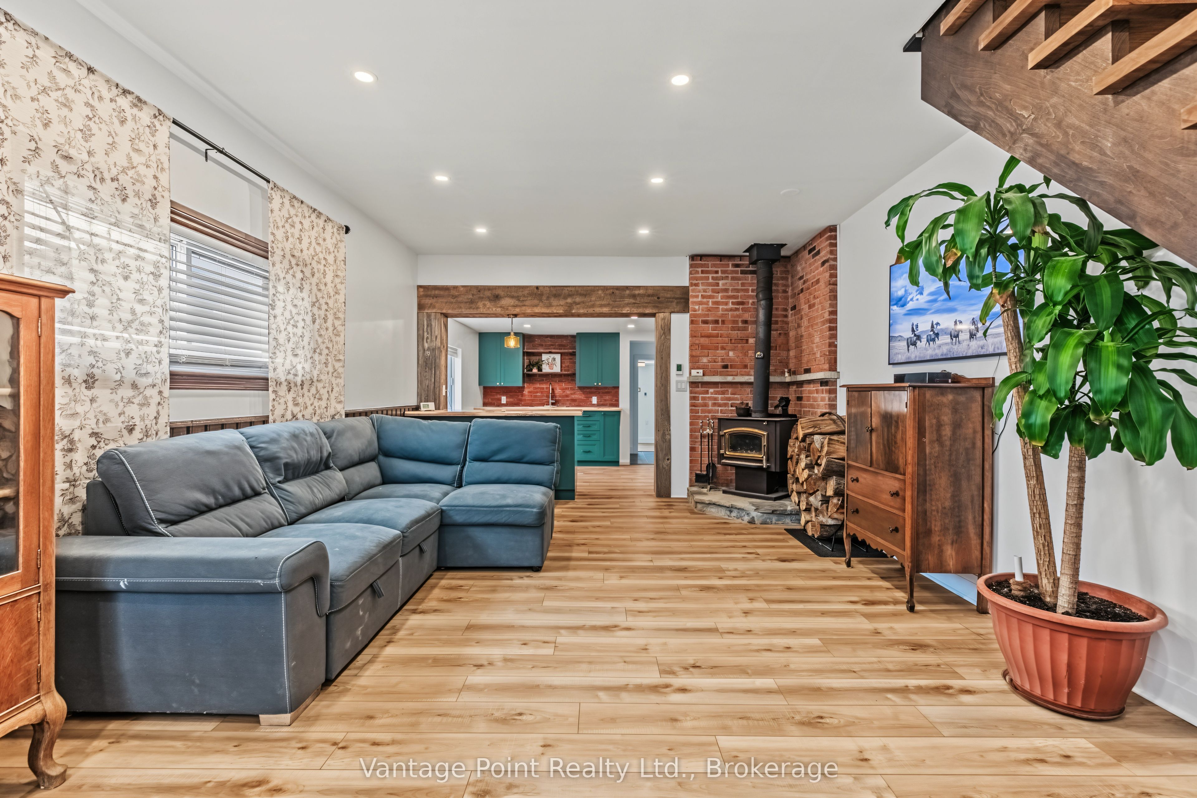 794097 124 Grey Road Property Photo 10