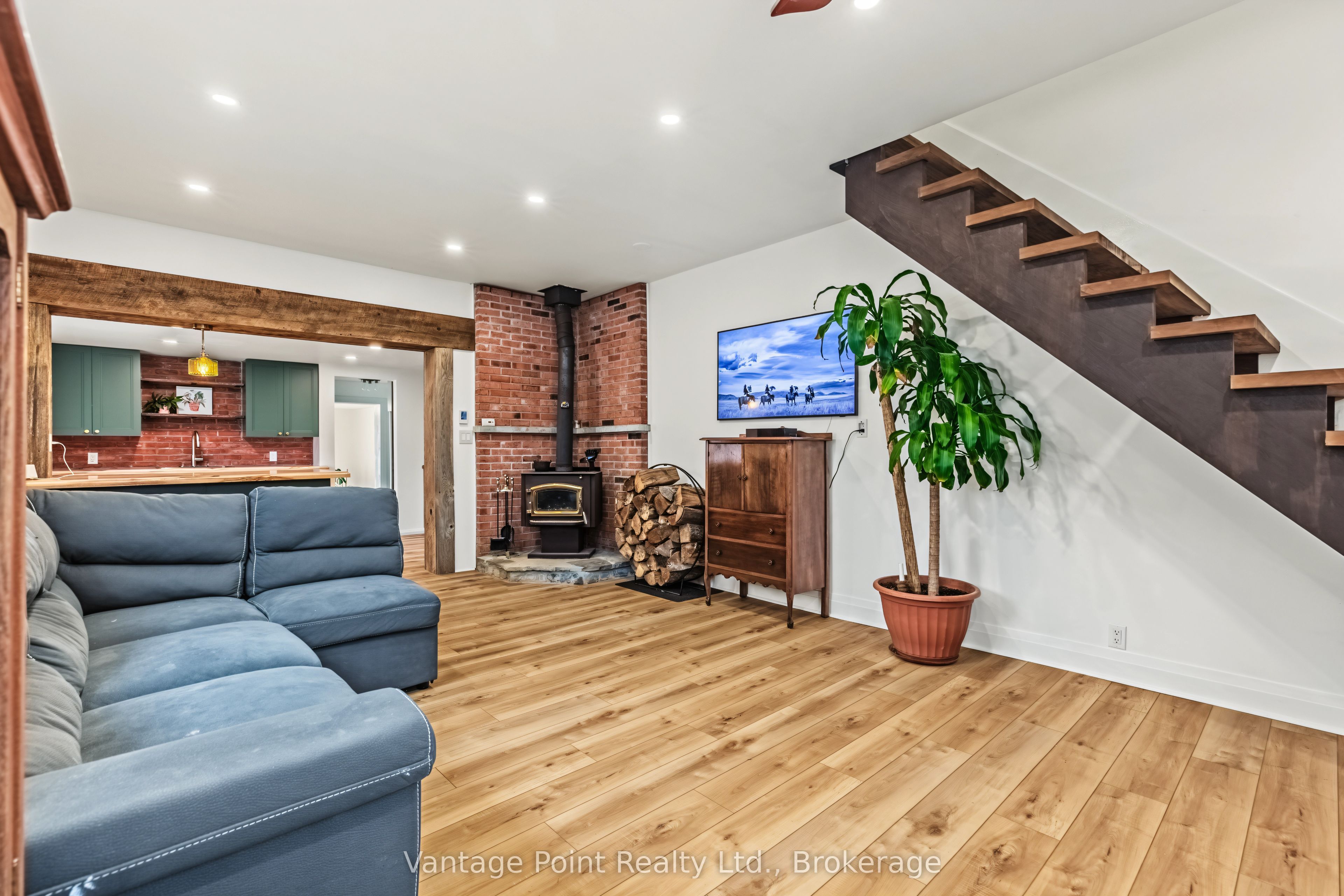 794097 124 Grey Road Property Photo 11