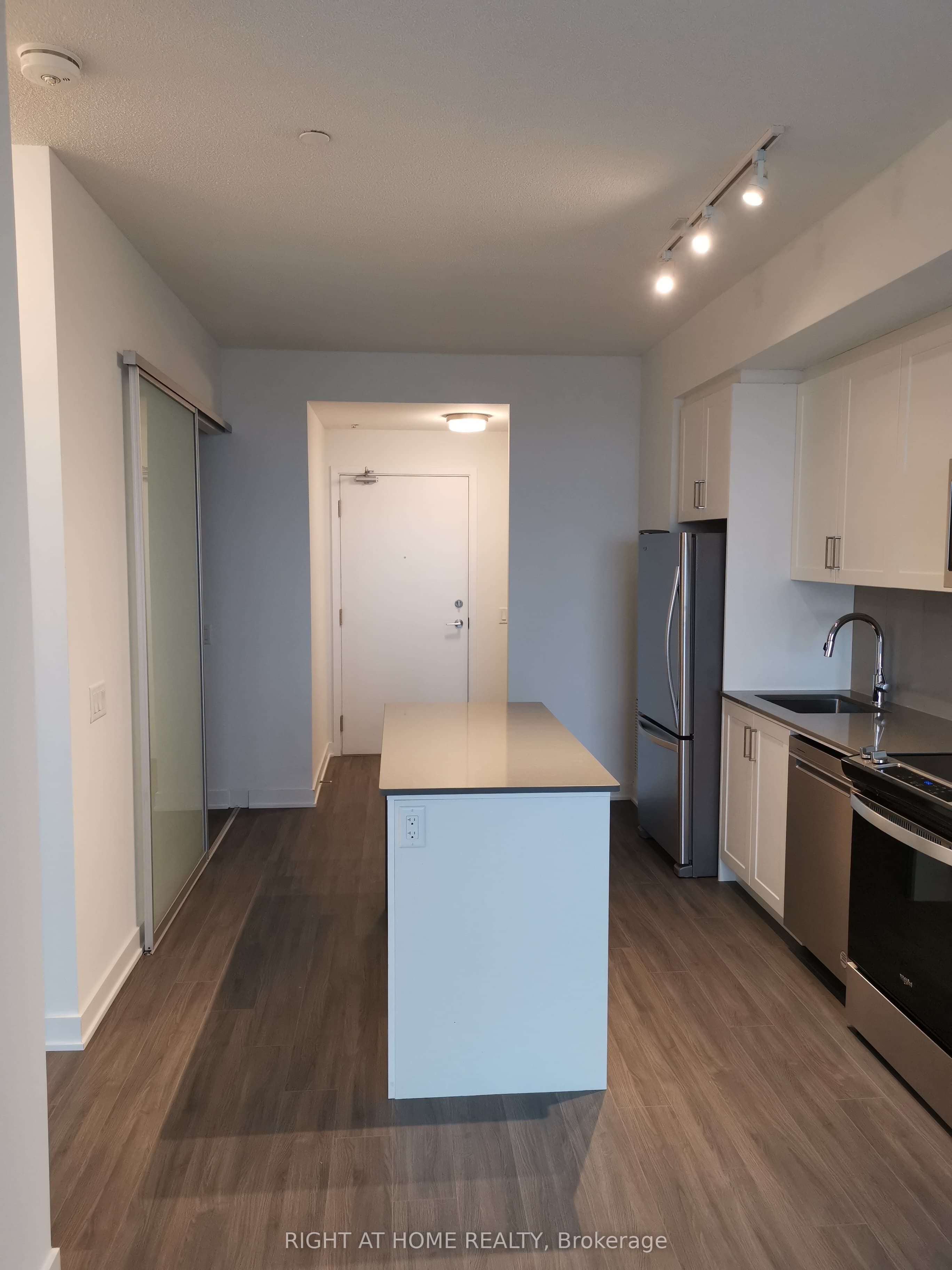681 E YONGE Street E 612 Property Photo 1