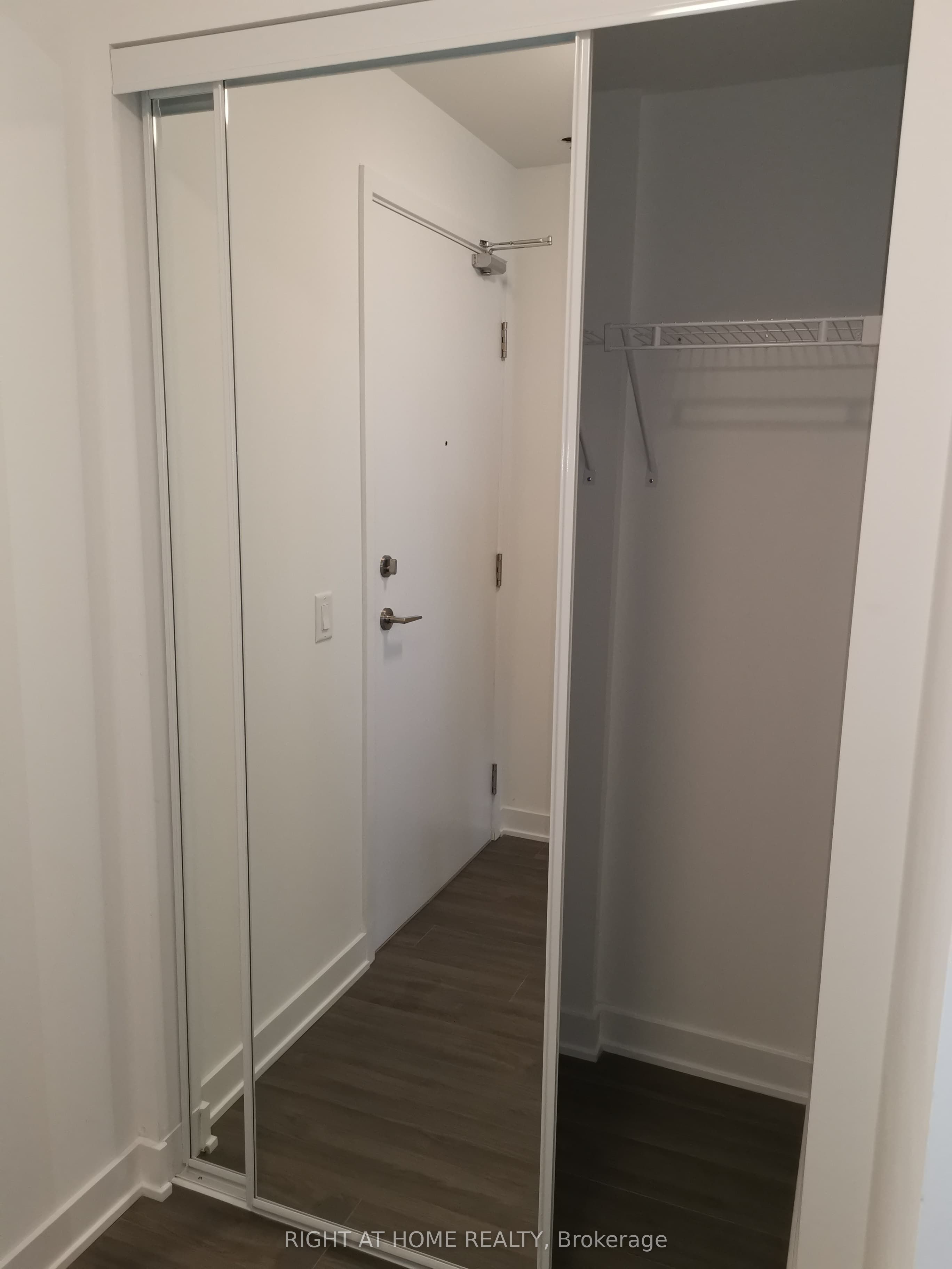 681 E Yonge Street E 612 Property Photo 2