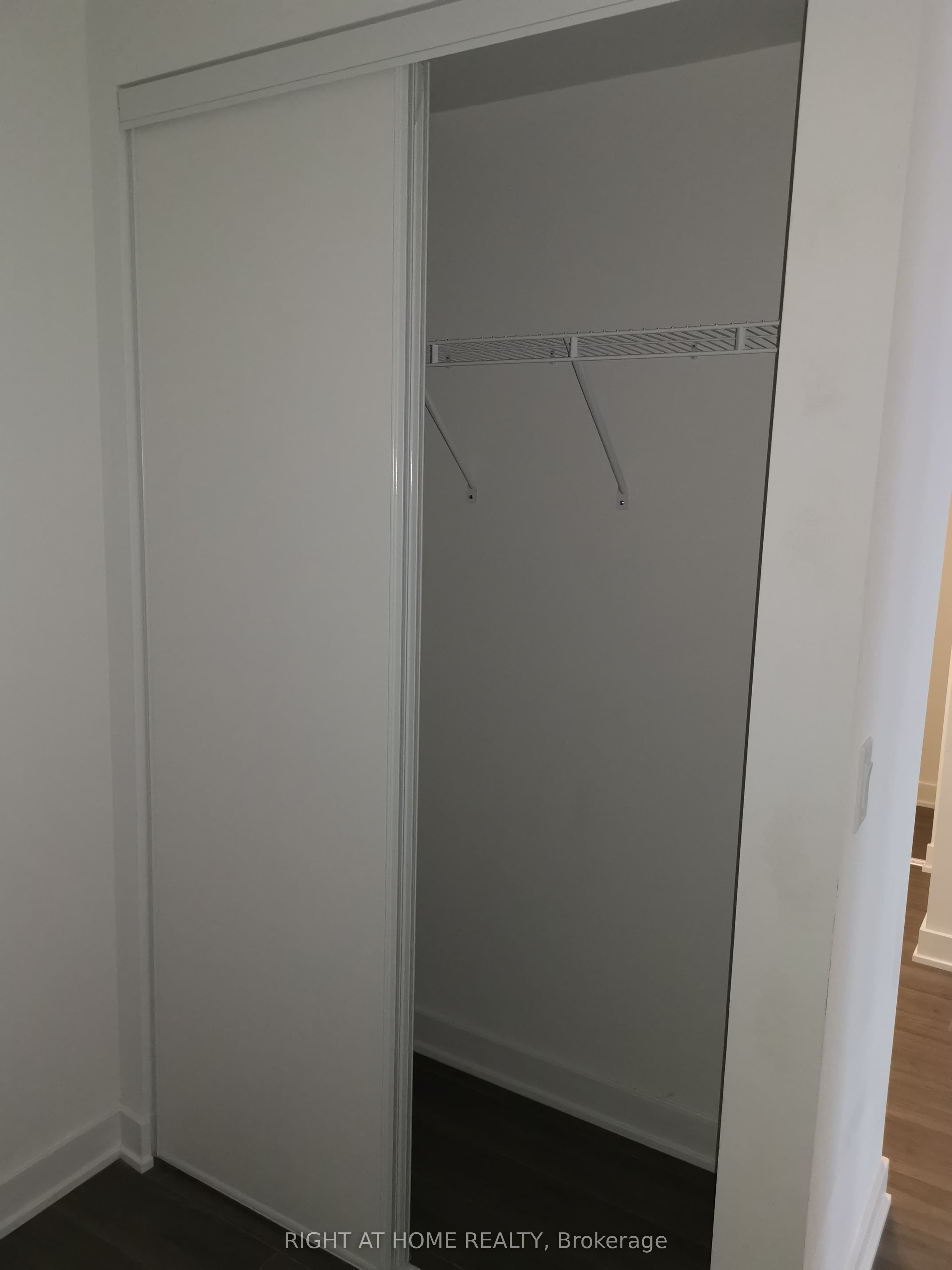681 E Yonge Street E 612 Property Photo 3