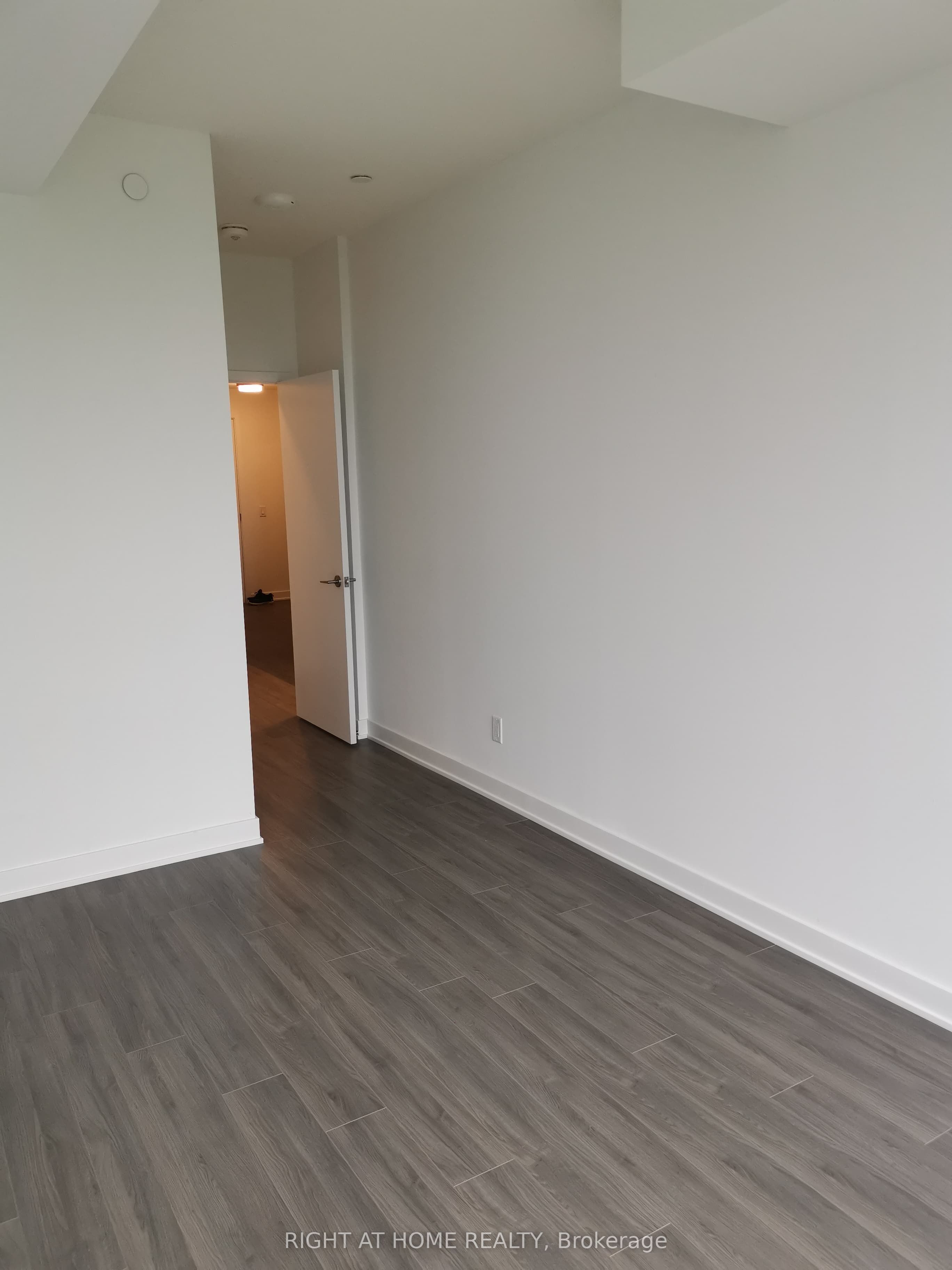 681 E Yonge Street E 612 Property Photo 4