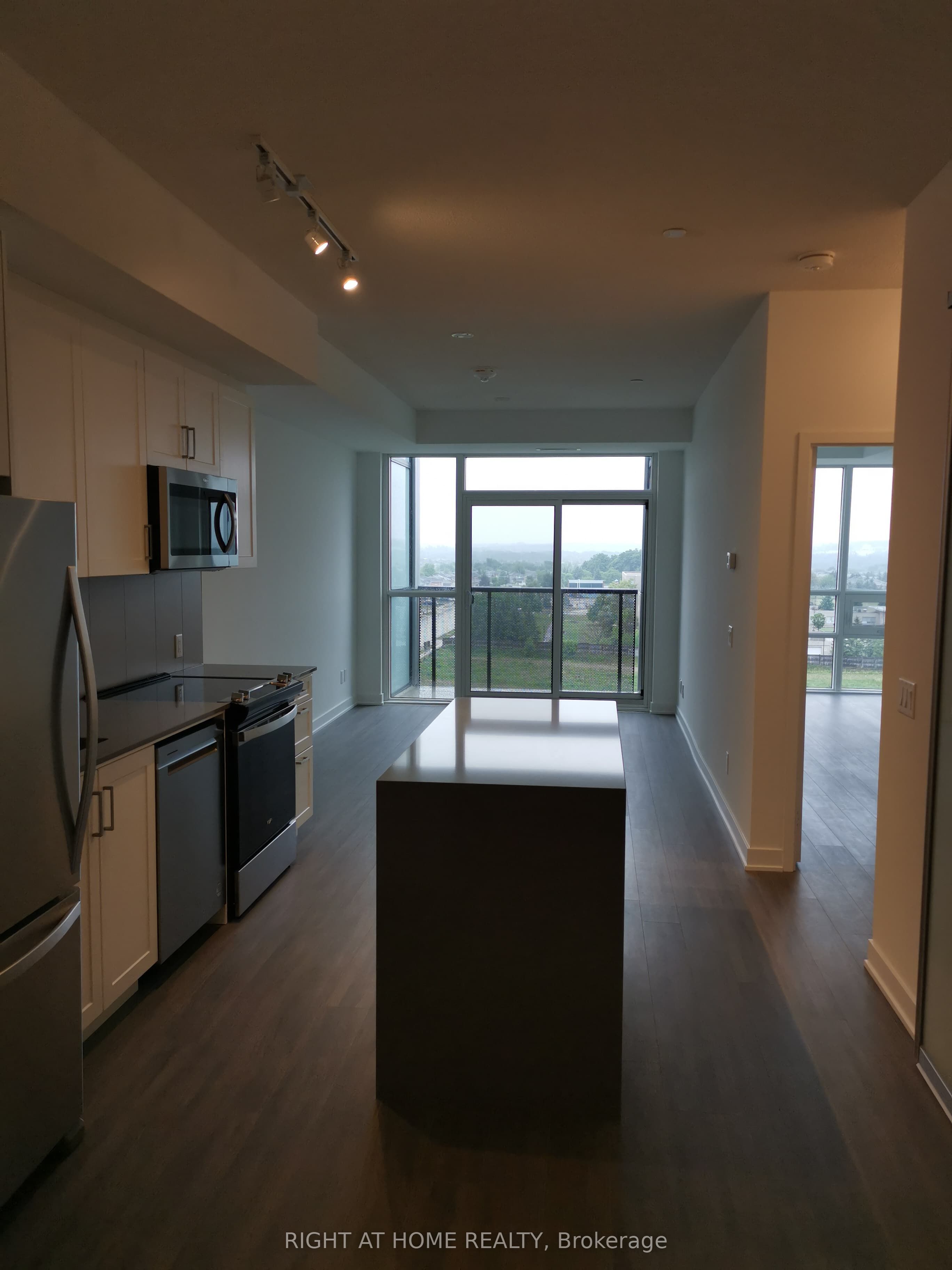 681 E Yonge Street E 612 Property Photo 6