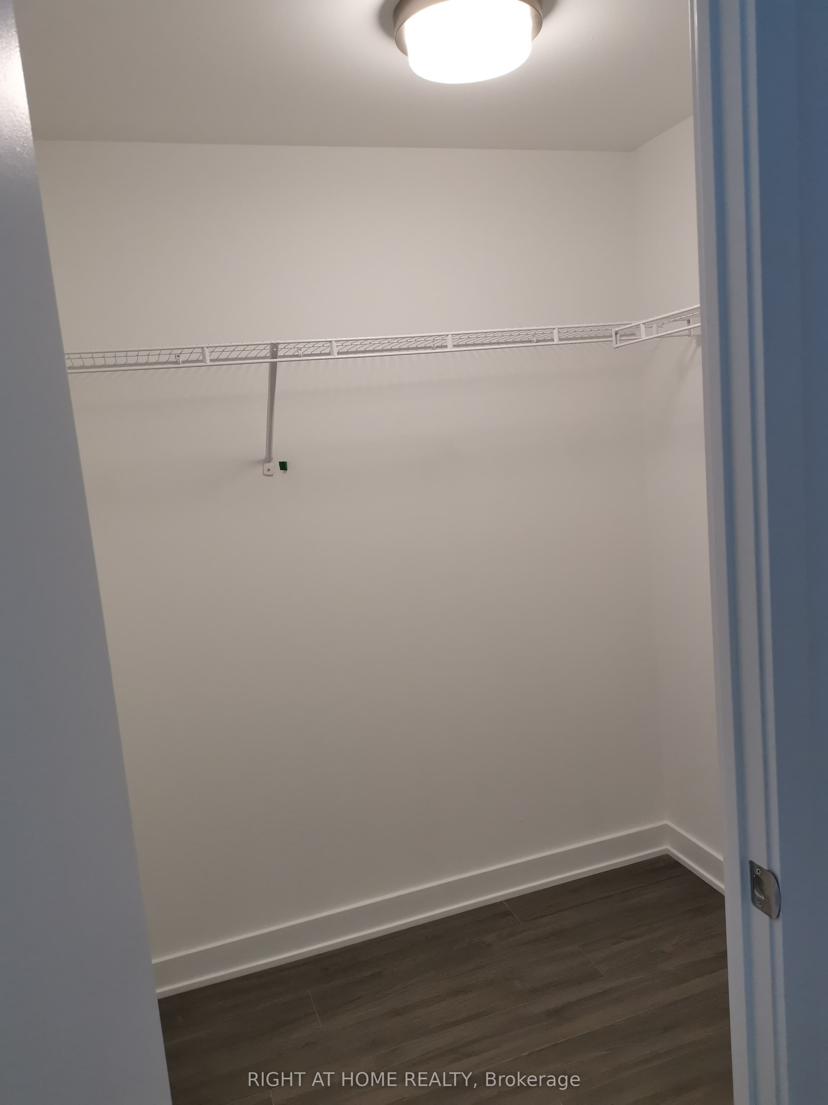 681 E Yonge Street E 612 Property Photo 7