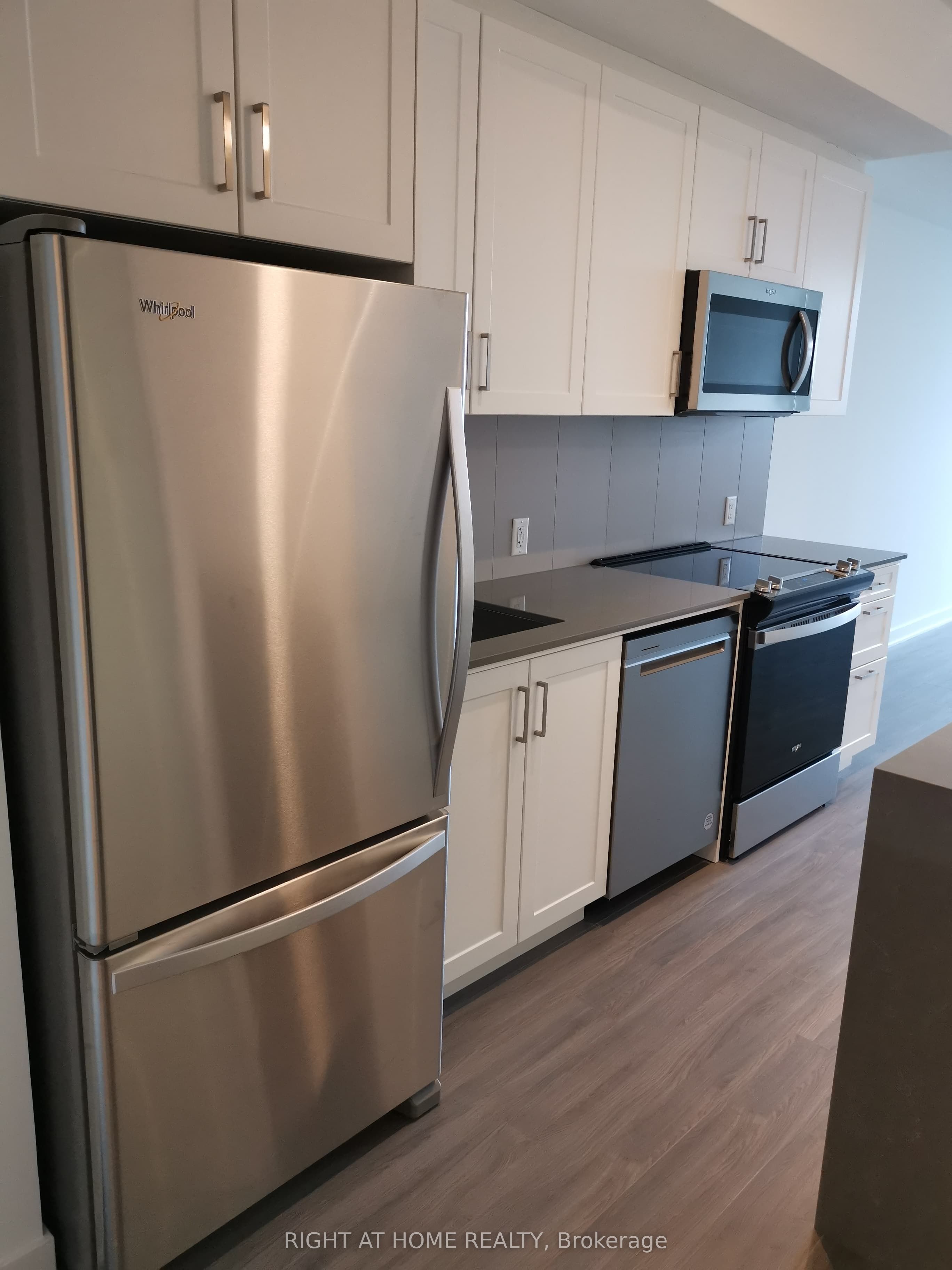 681 E Yonge Street E 612 Property Photo 8