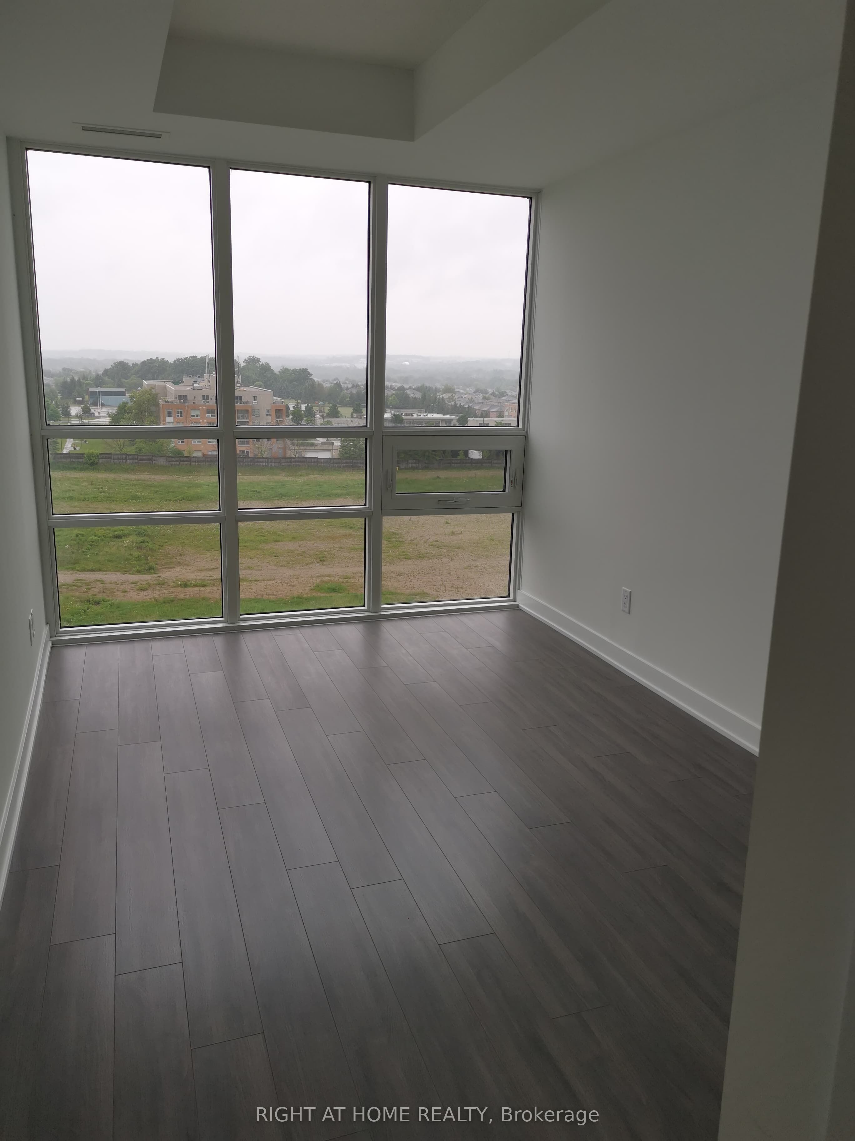 681 E Yonge Street E 612 Property Photo 9
