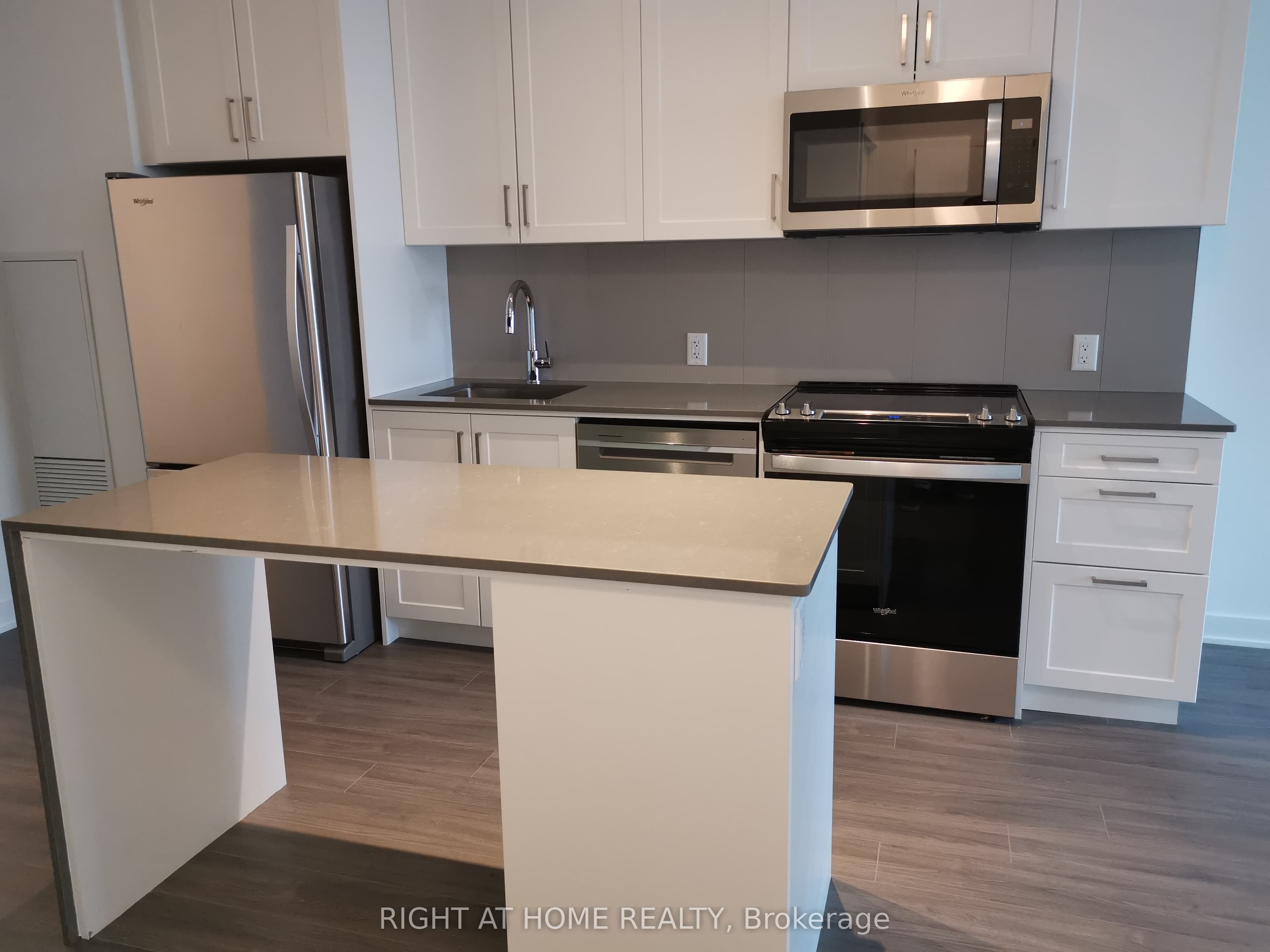 681 E Yonge Street E 612 Property Photo 12