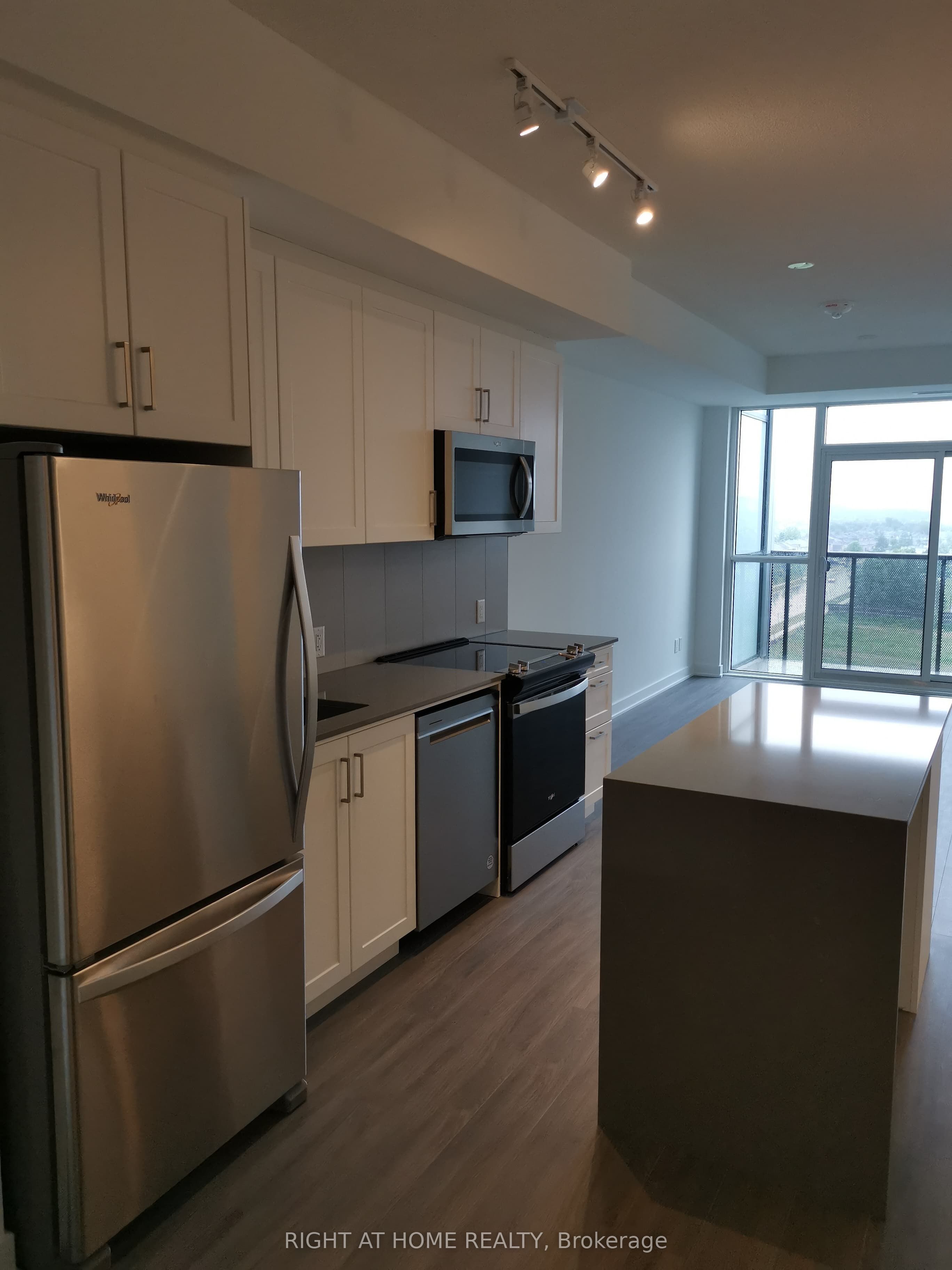 681 E Yonge Street E 612 Property Photo 14