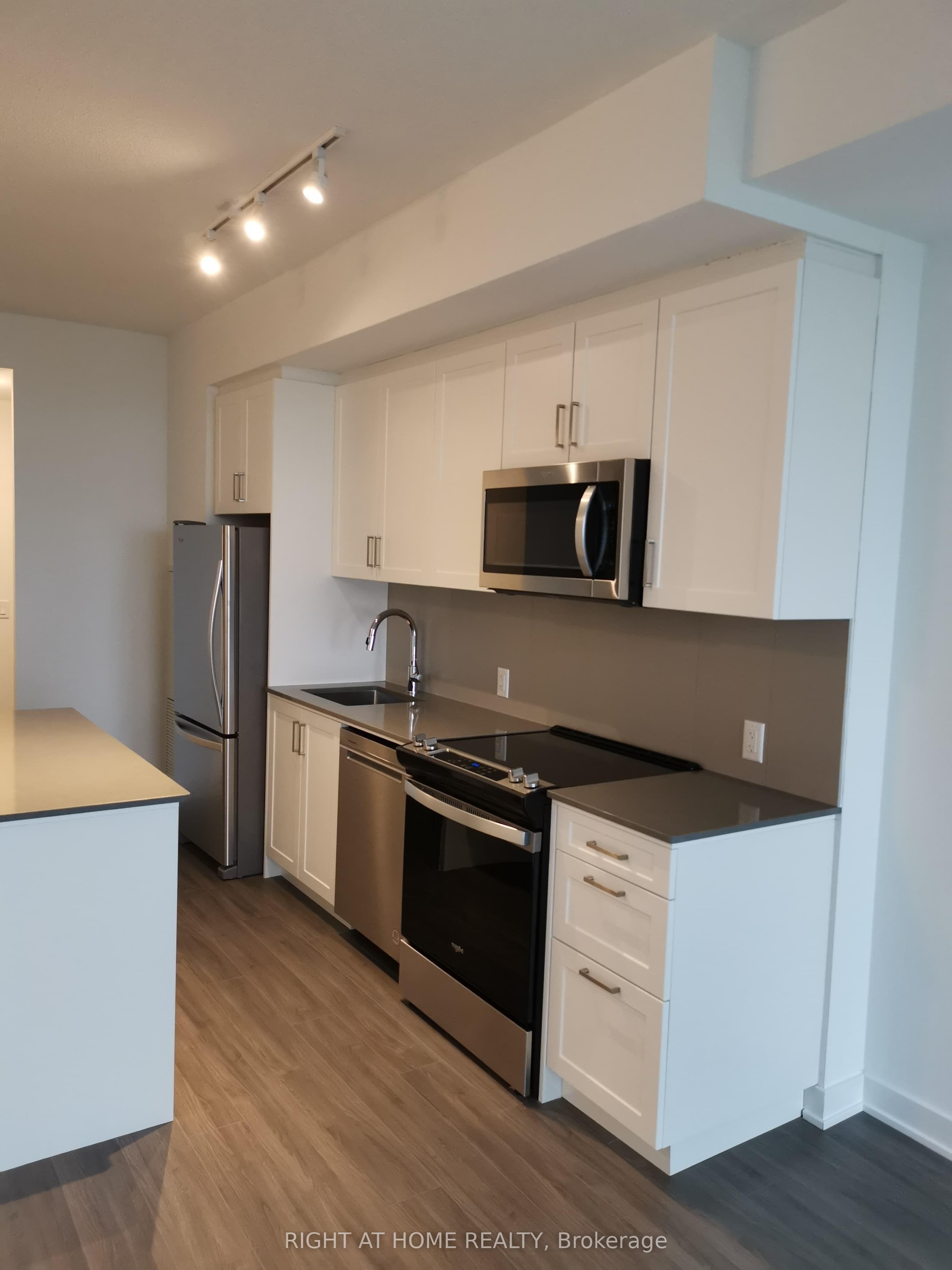 681 E Yonge Street E 612 Property Photo 16