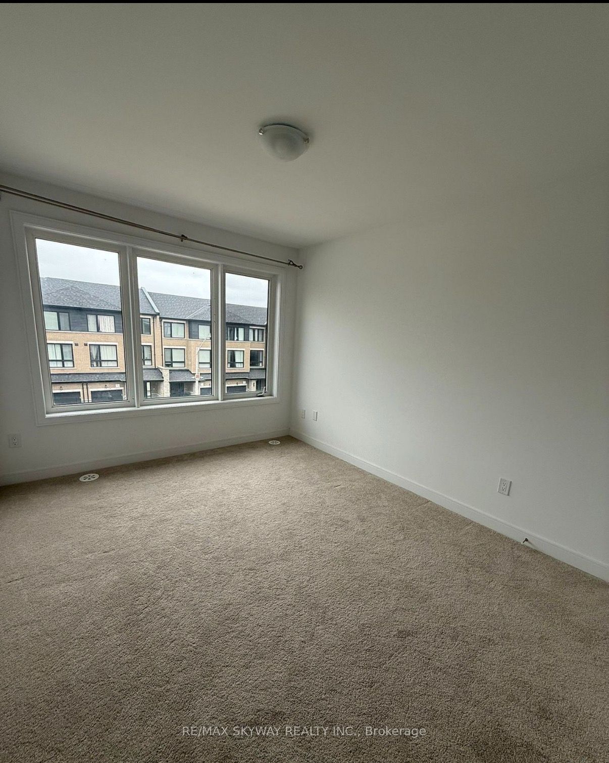10 Blue Forest Crescent Property Photo 3