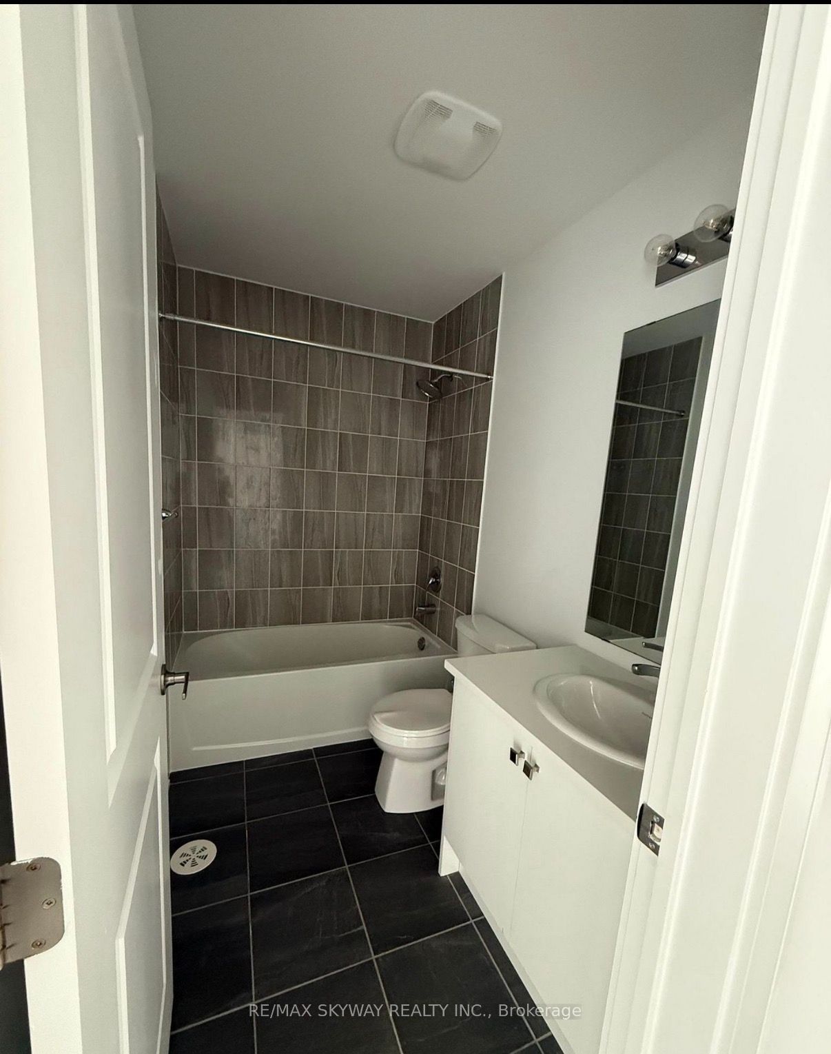 10 Blue Forest Crescent Property Photo 4