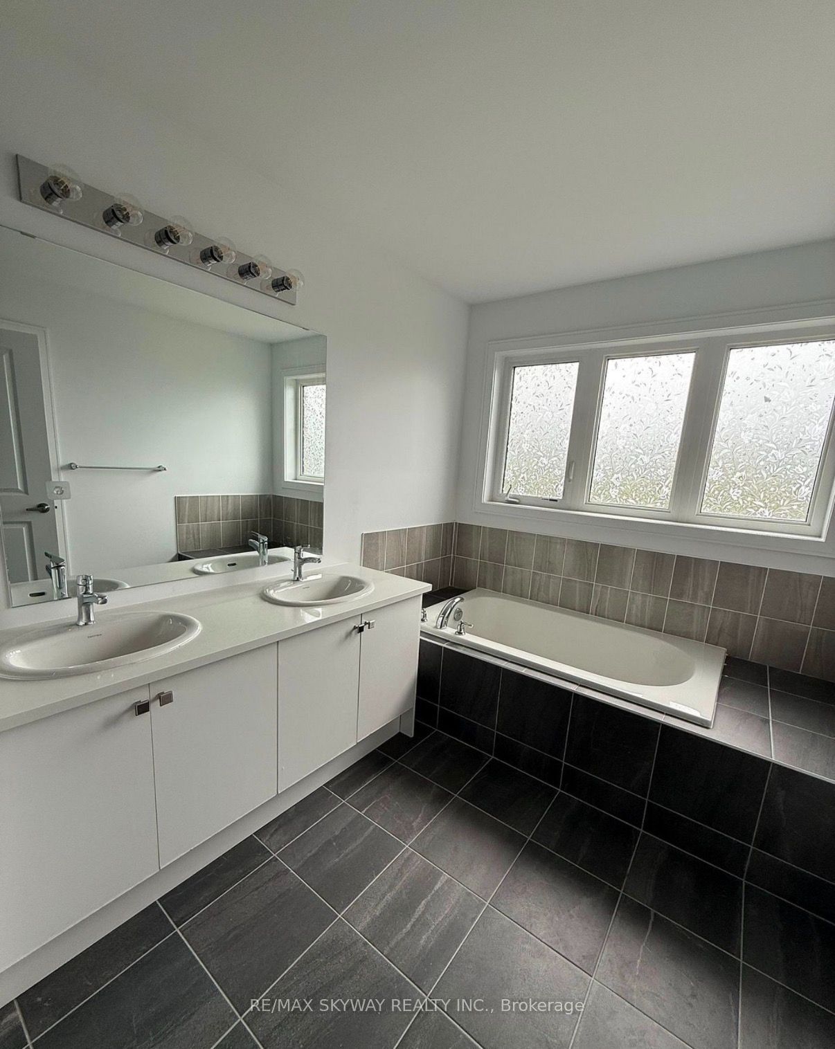 10 Blue Forest Crescent Property Photo 14