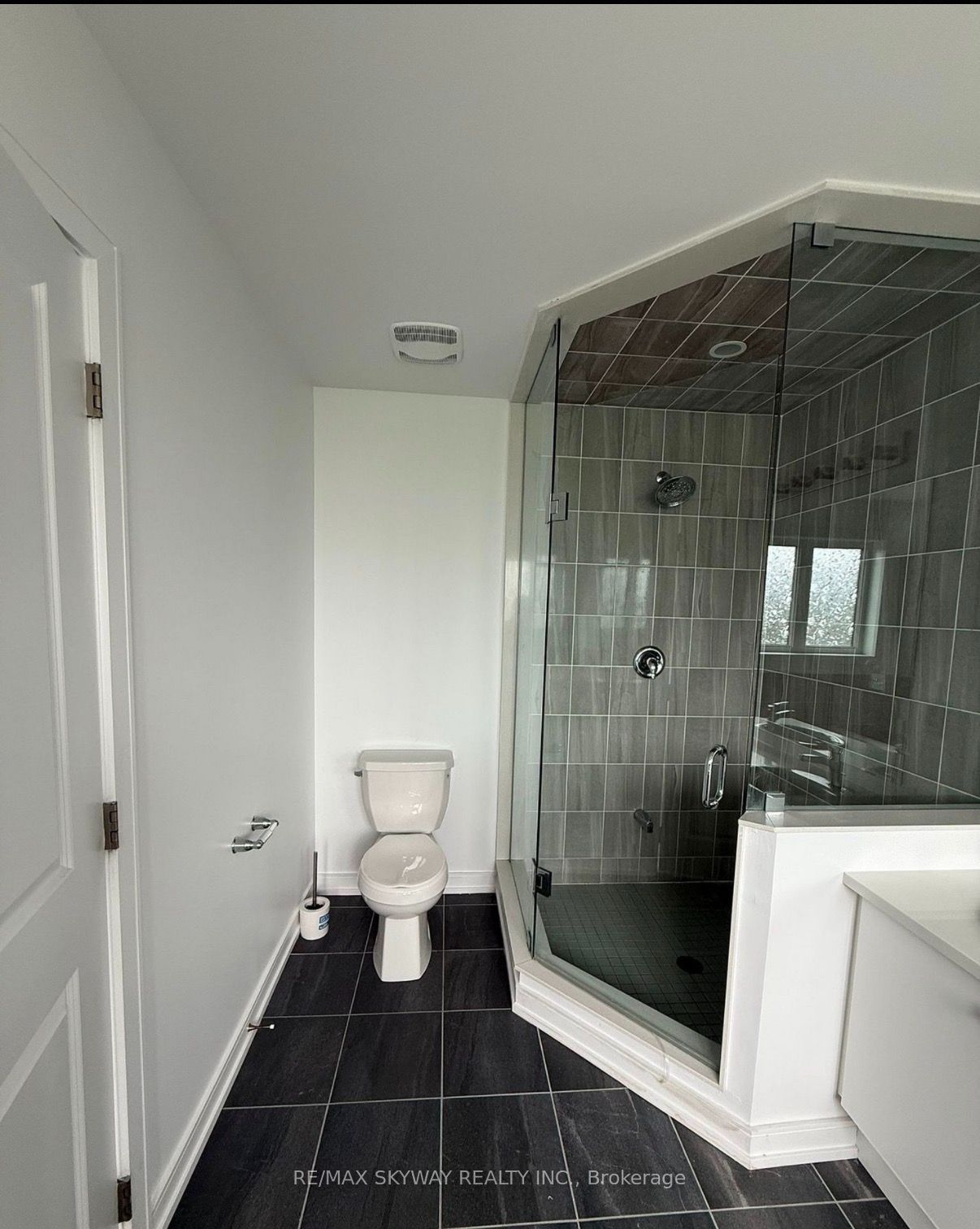 10 Blue Forest Crescent Property Photo 15