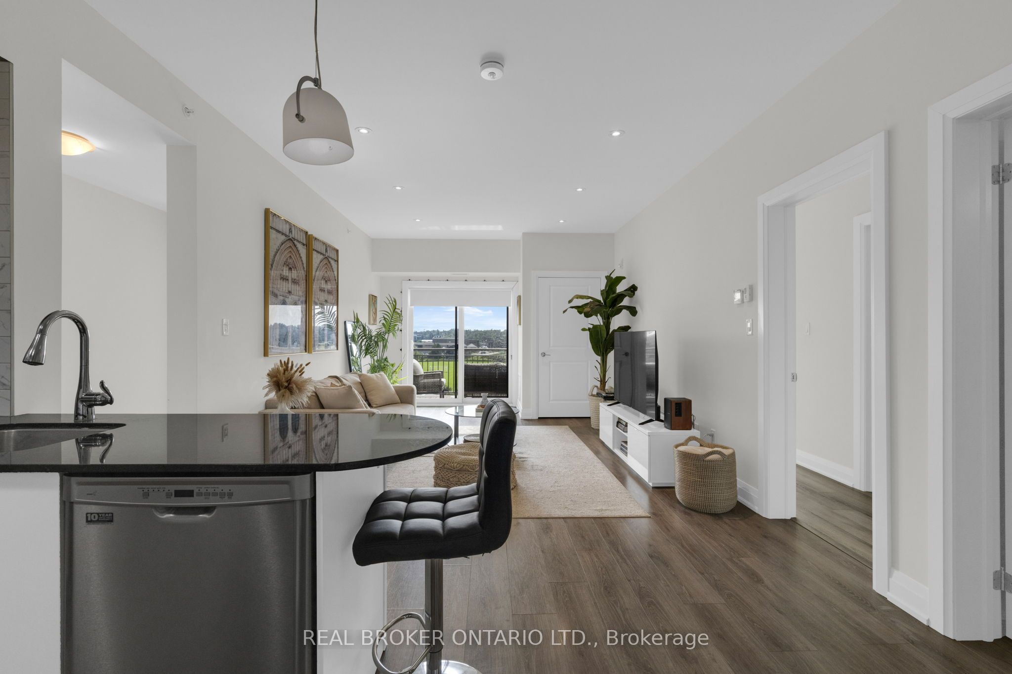 299 Cundles Road E 604 Property Photo 6