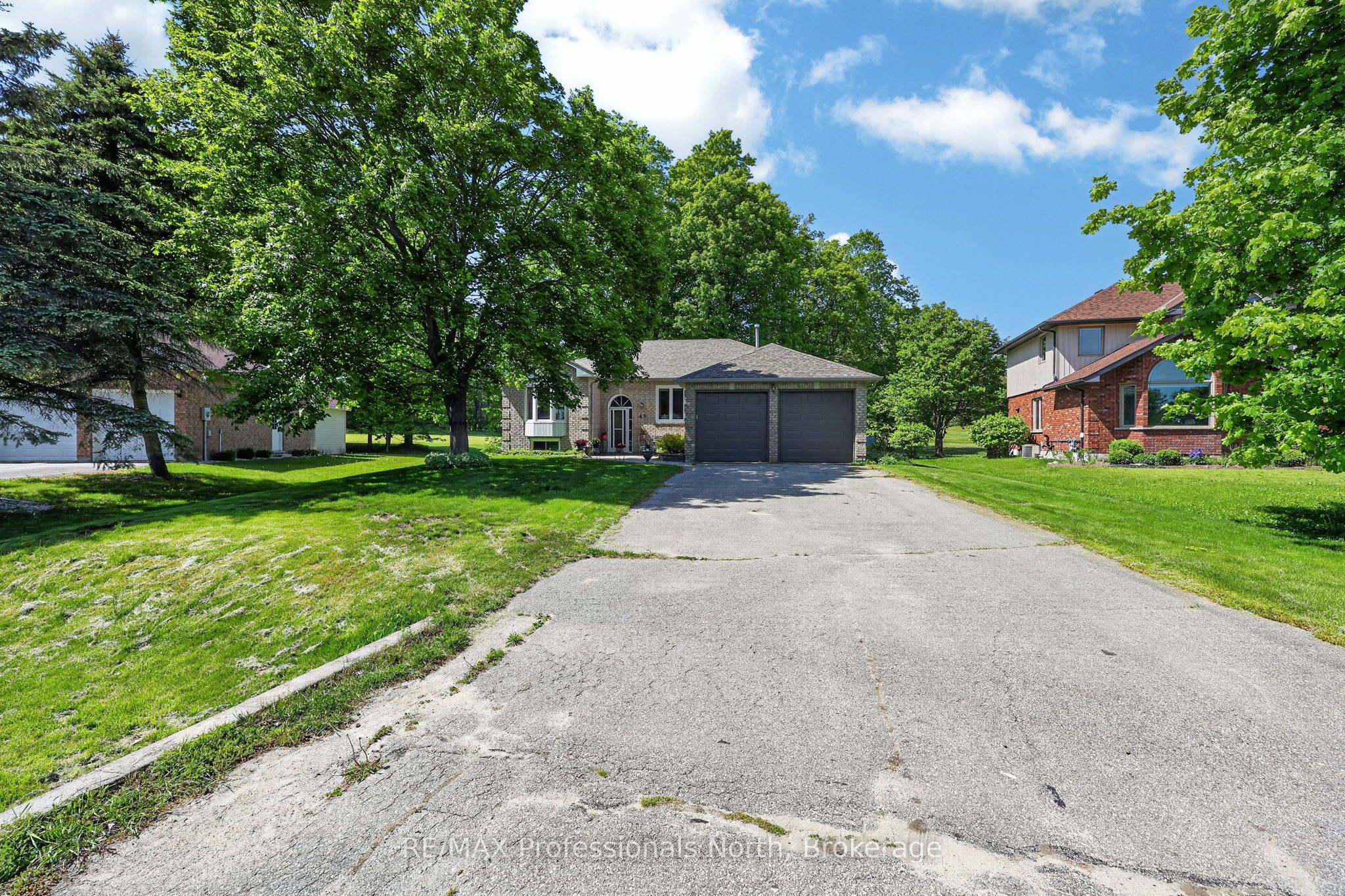 48 Fairway Crescent Property Photo 2