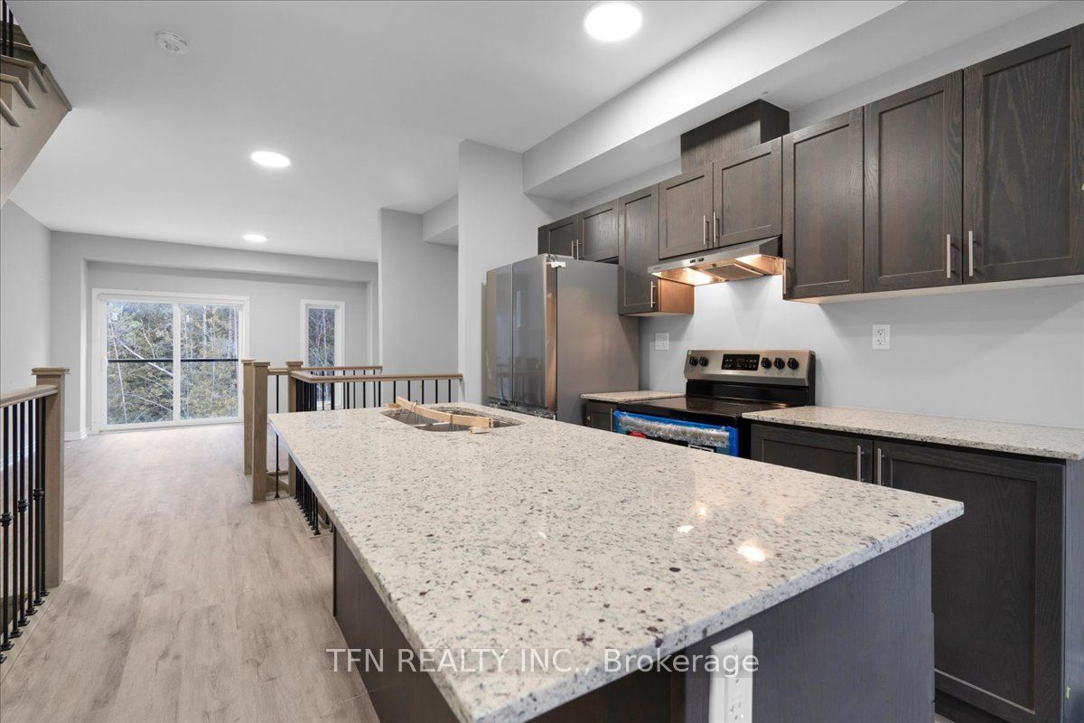 77 Winters Crescent N Property Photo 3