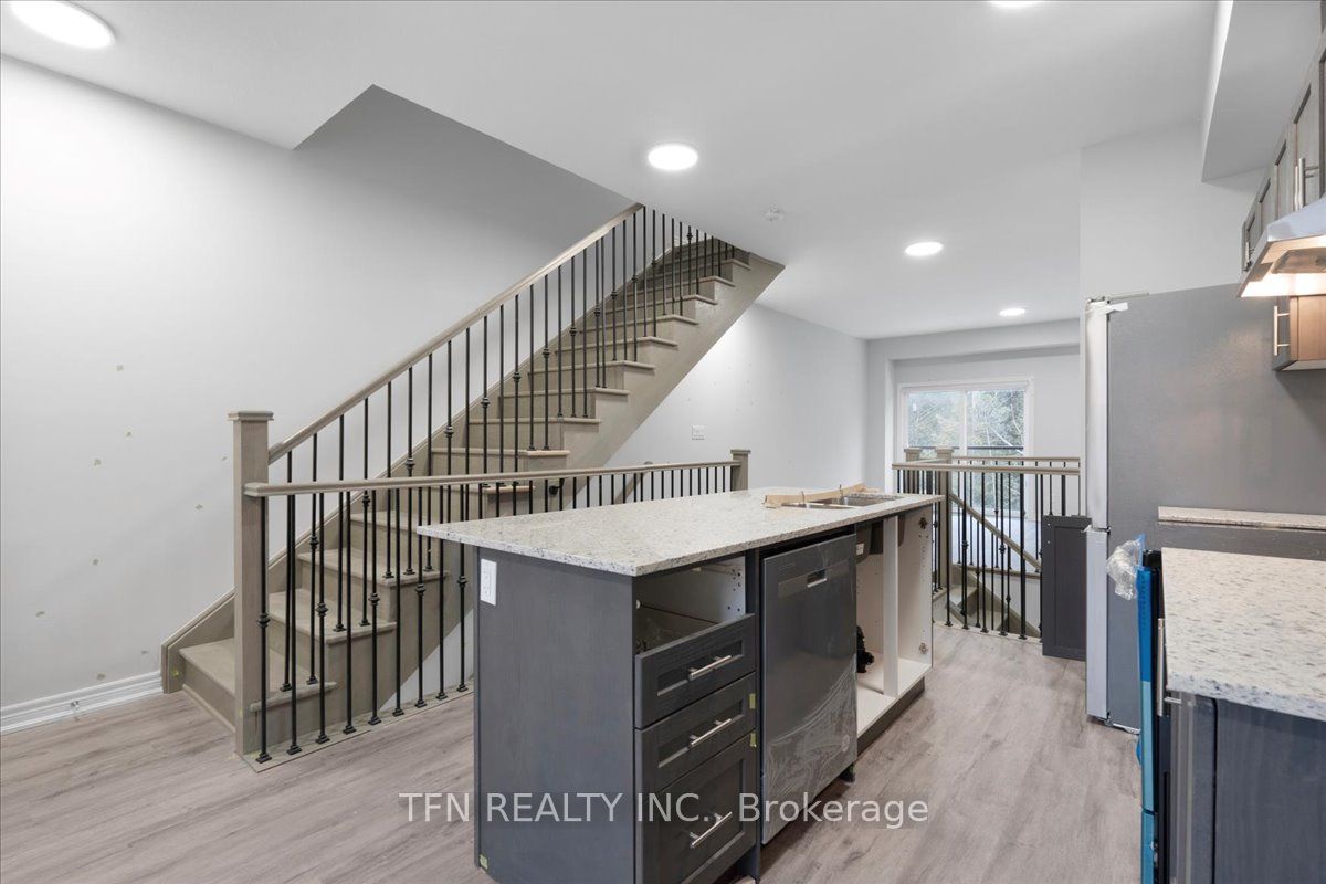 77 Winters Crescent N Property Photo 6