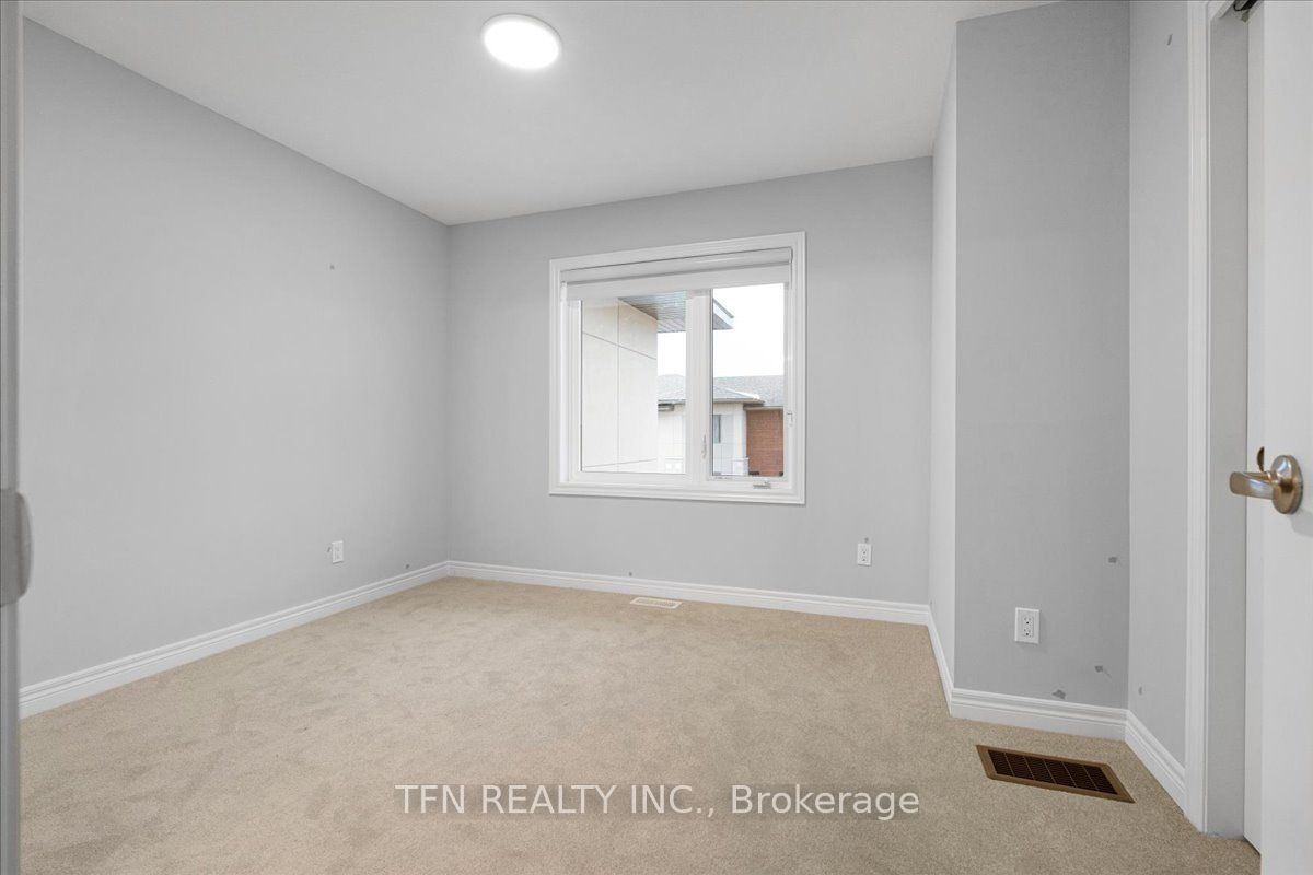 77 Winters Crescent N Property Photo 13