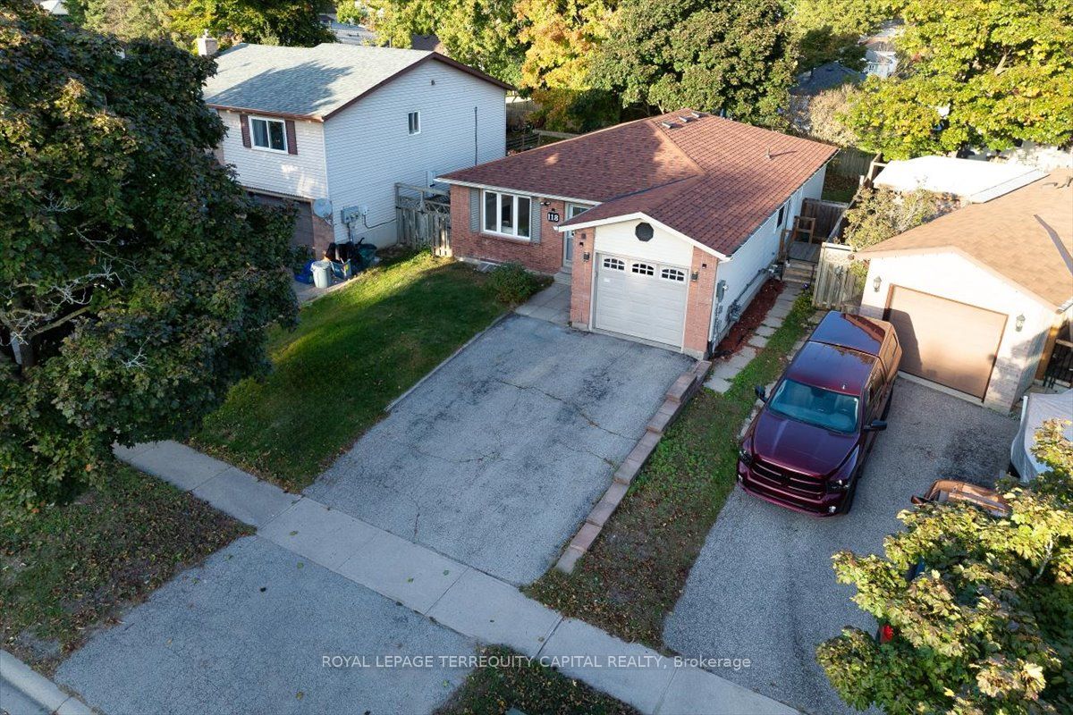 118 Shakespeare Crescent Upper Property Photo 1
