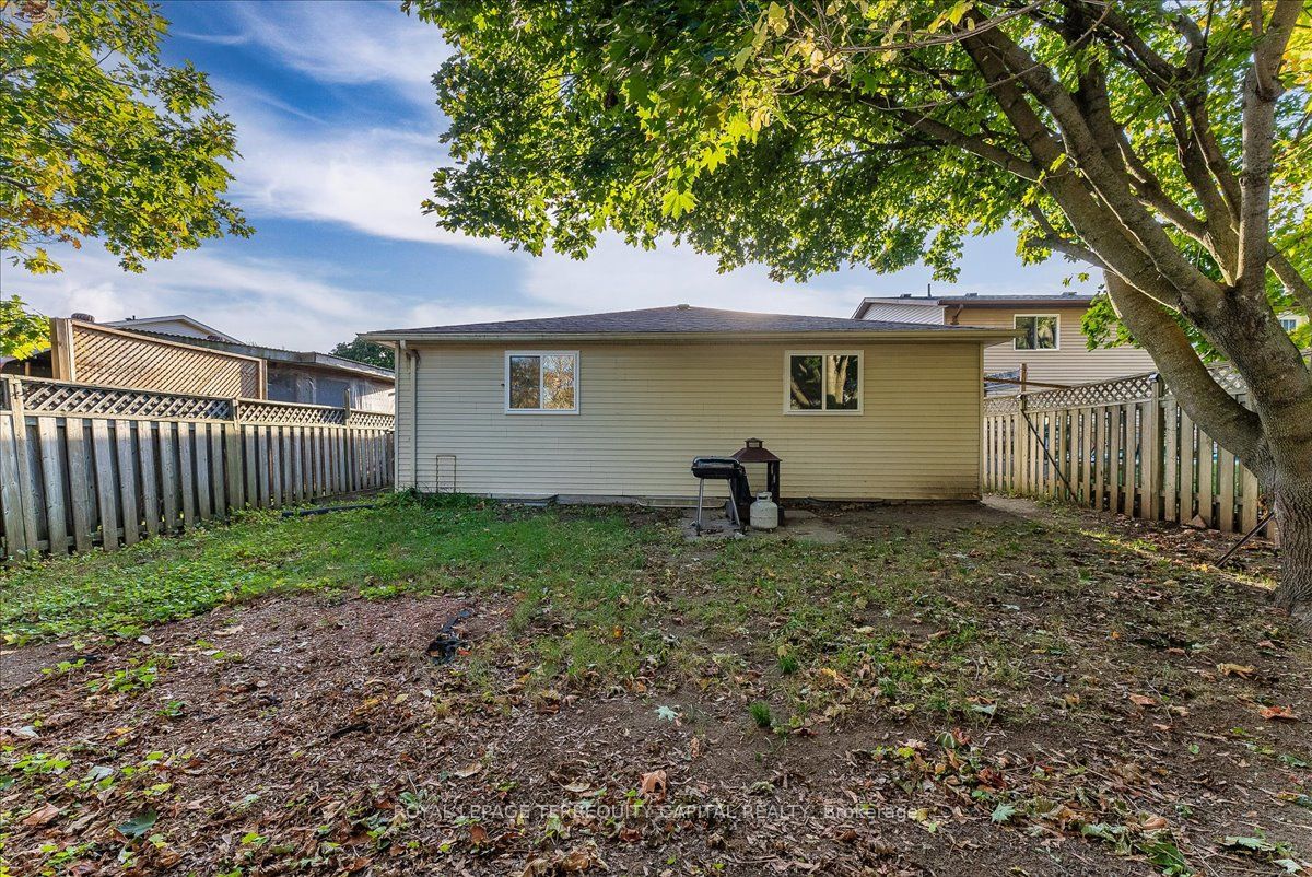 118 Shakespeare Crescent Upper Property Photo 32