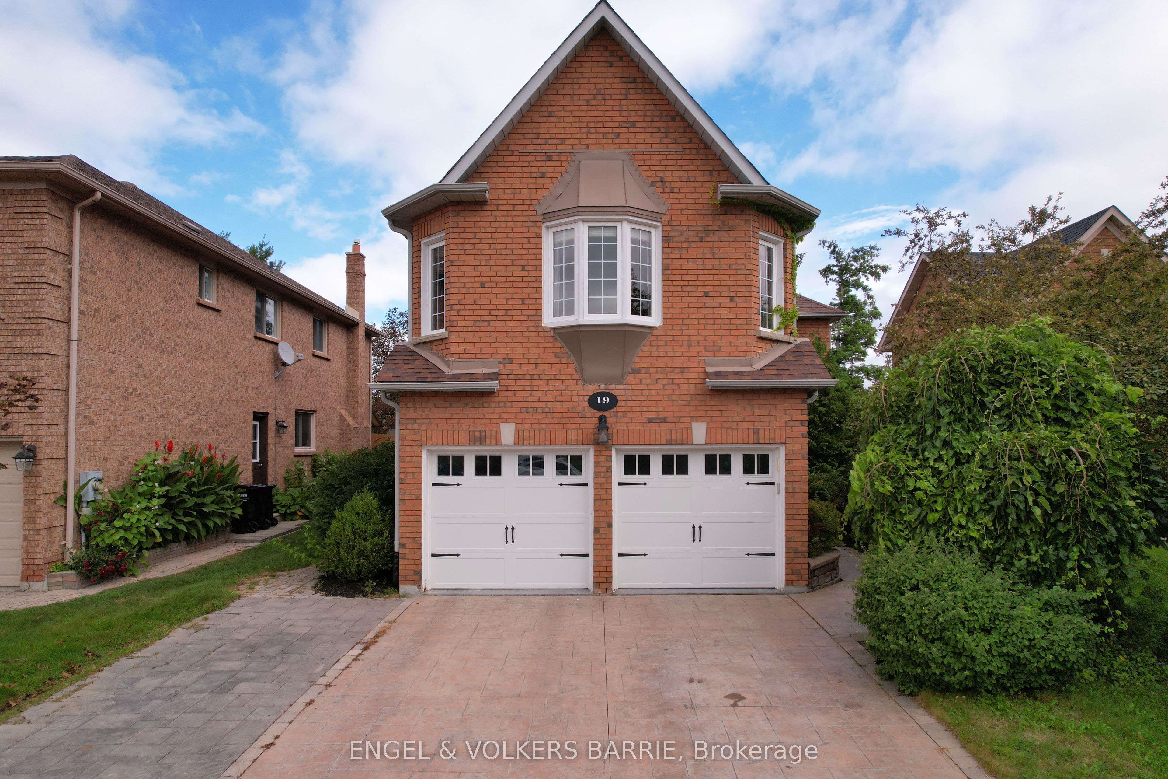 19 Grand Forest Drive Property Photo 2
