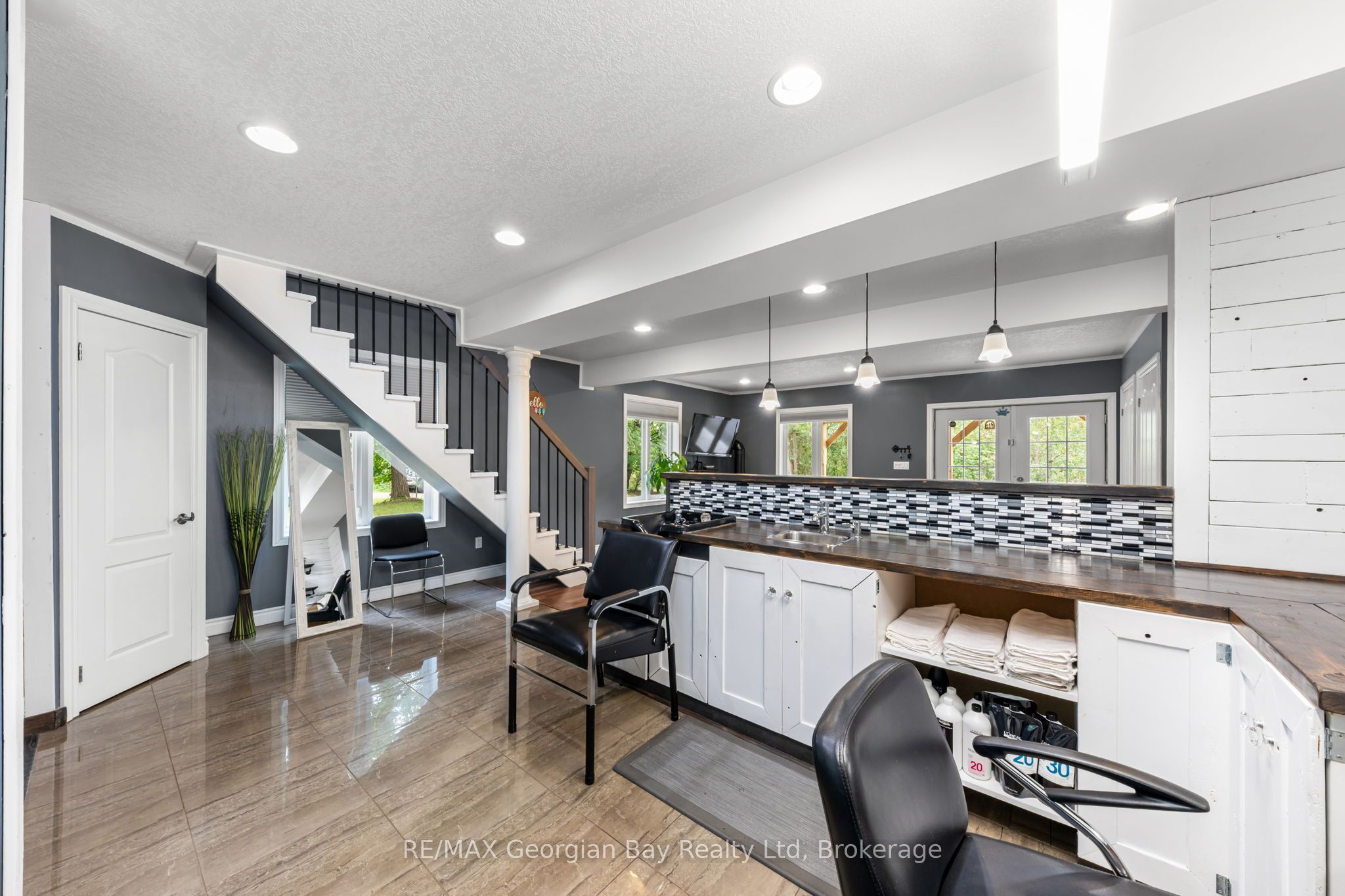 2384 Whetham Road Property Photo 16