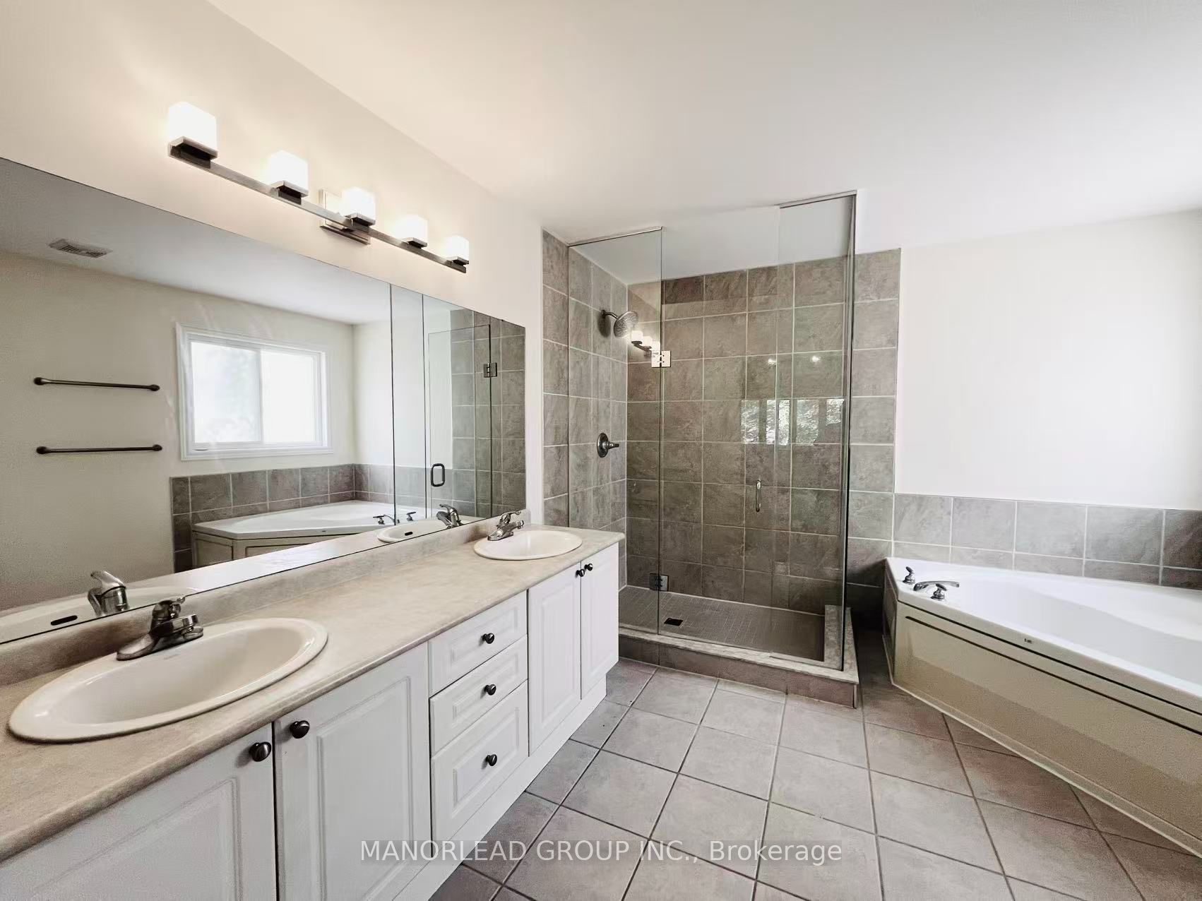 42 Parisian Crescent Property Photo 18