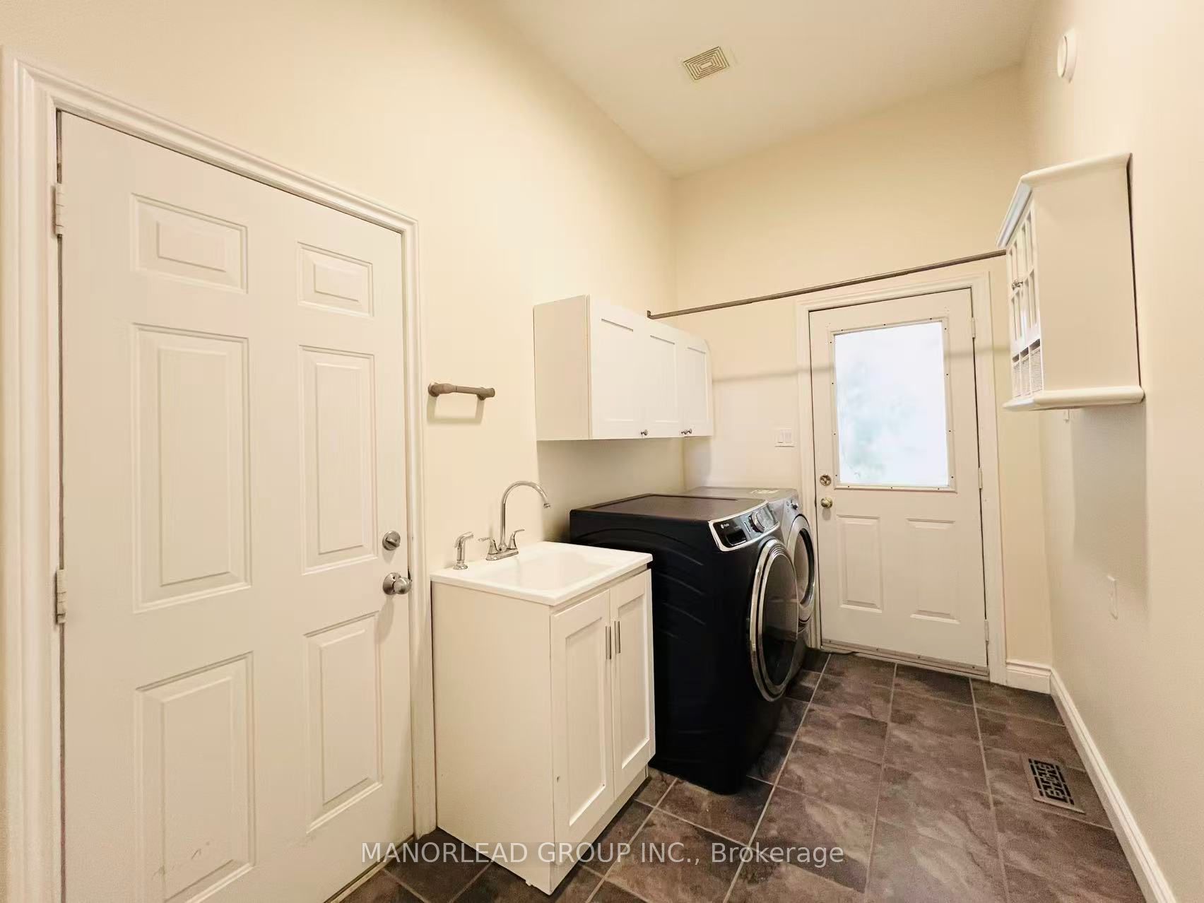 42 Parisian Crescent Property Photo 36