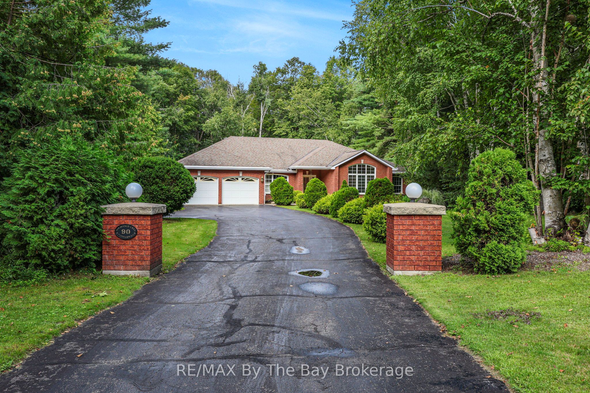 90 Goldfinch Crescent Property Photo 2