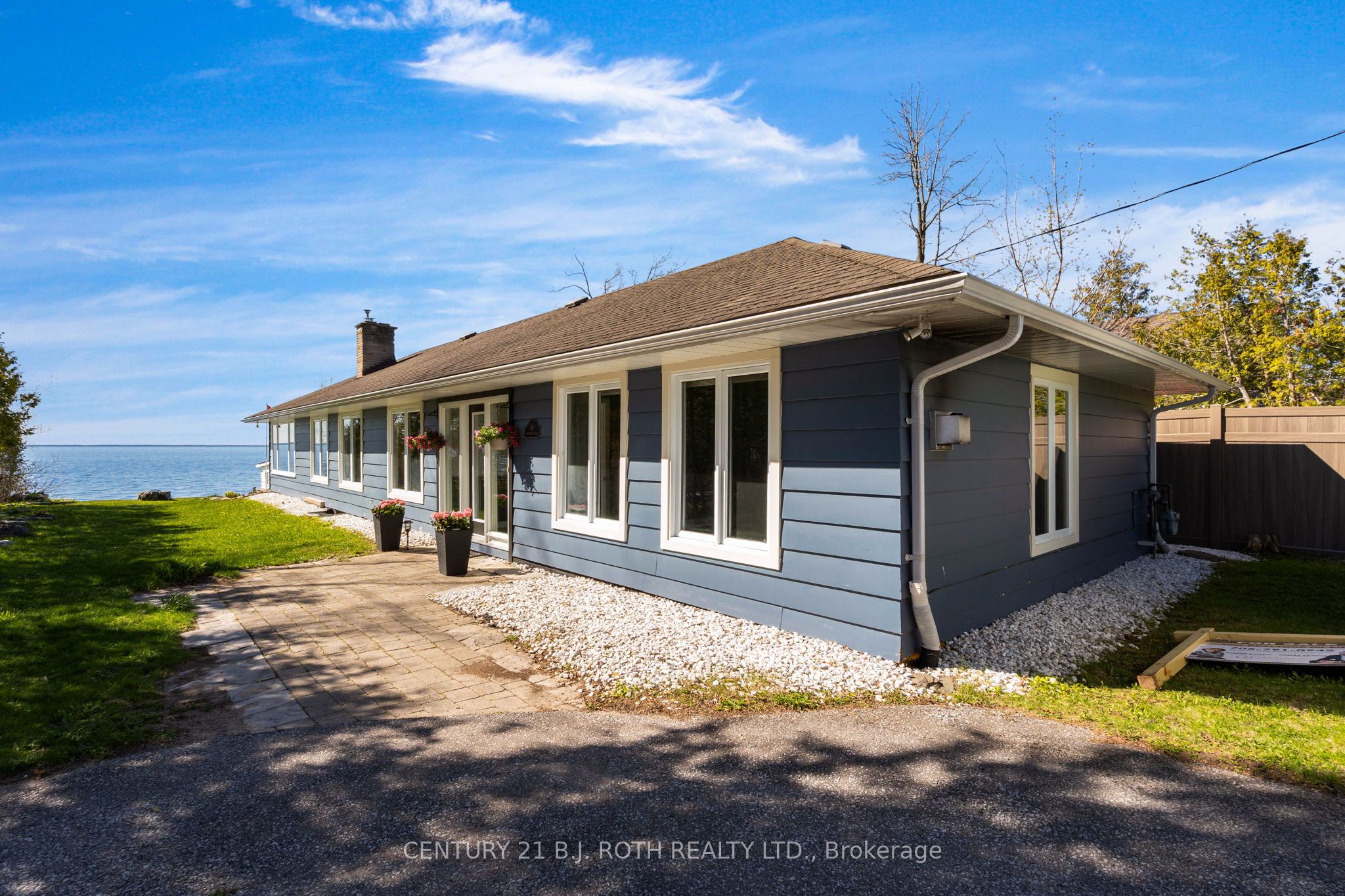 49 Lakeshore Road E Property Photo 2