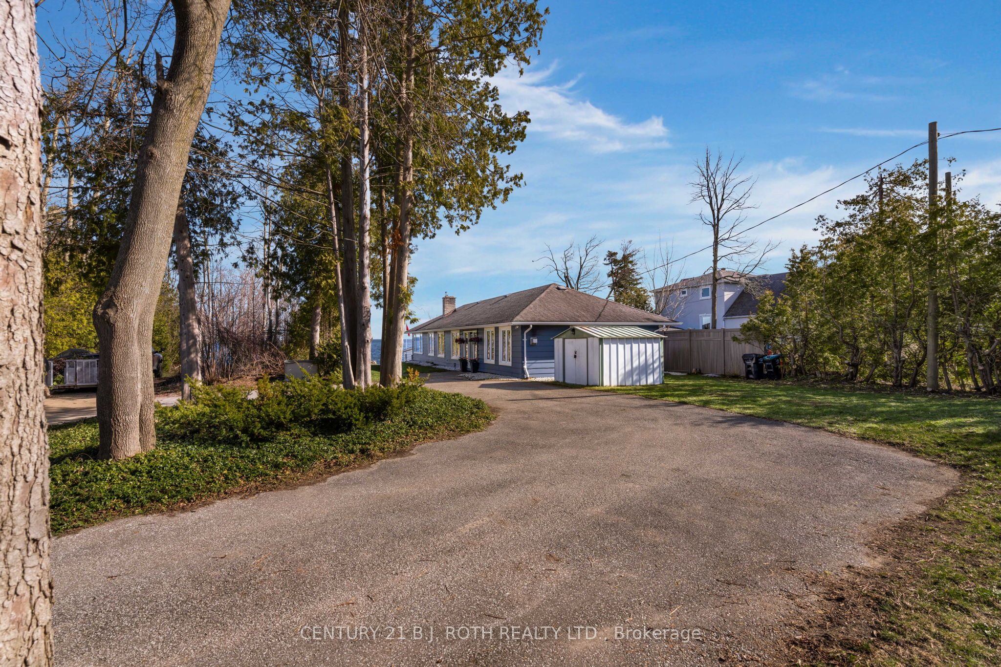 49 Lakeshore Road E Property Photo 3