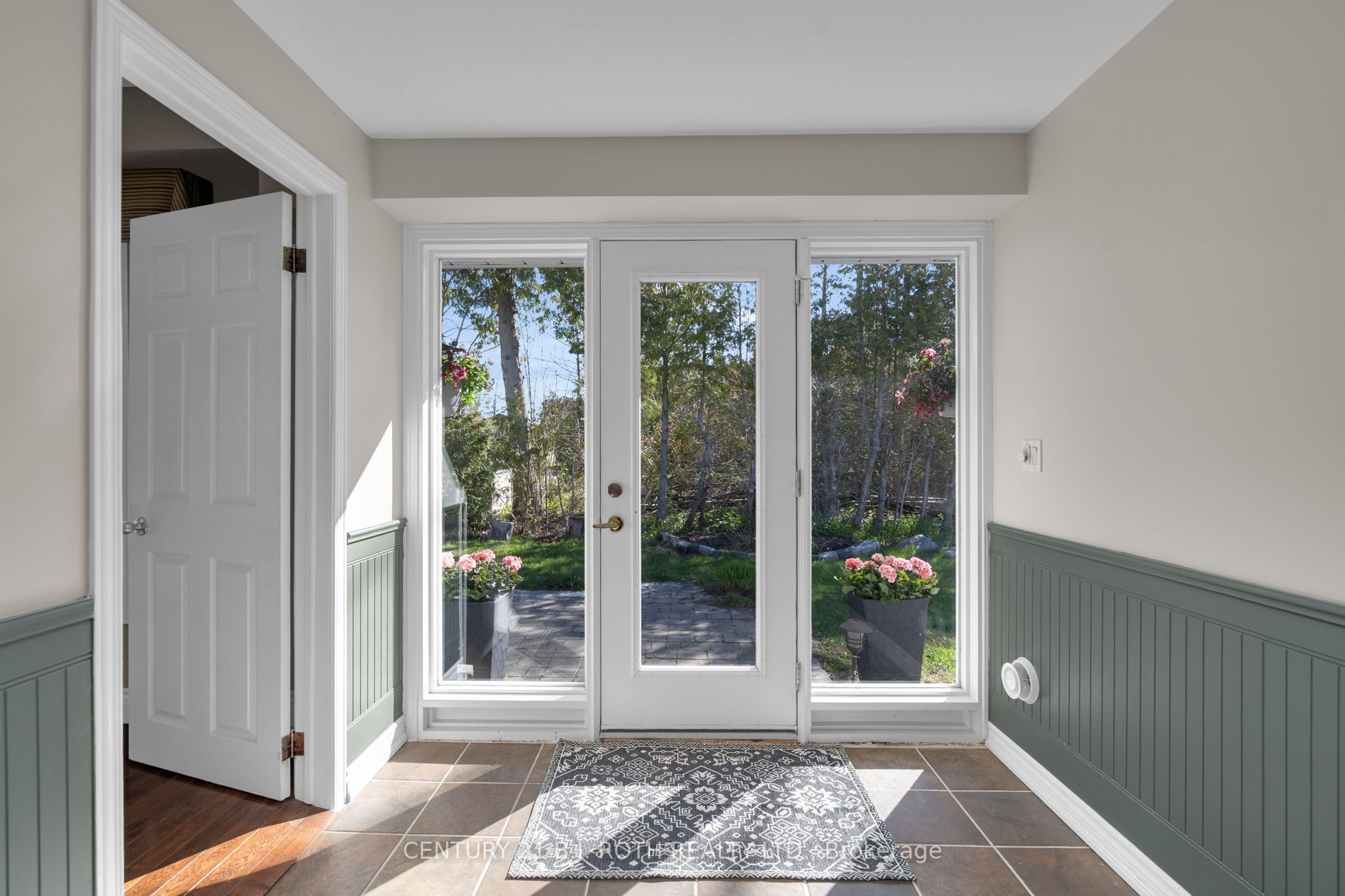 49 Lakeshore Road E Property Photo 4