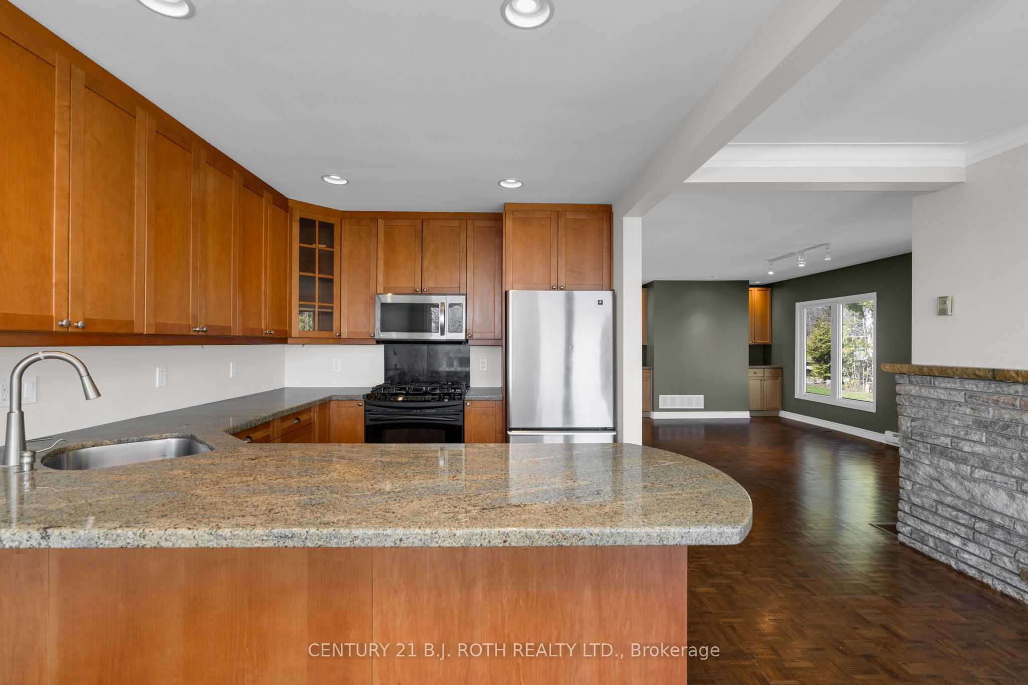 49 Lakeshore Road E Property Photo 7