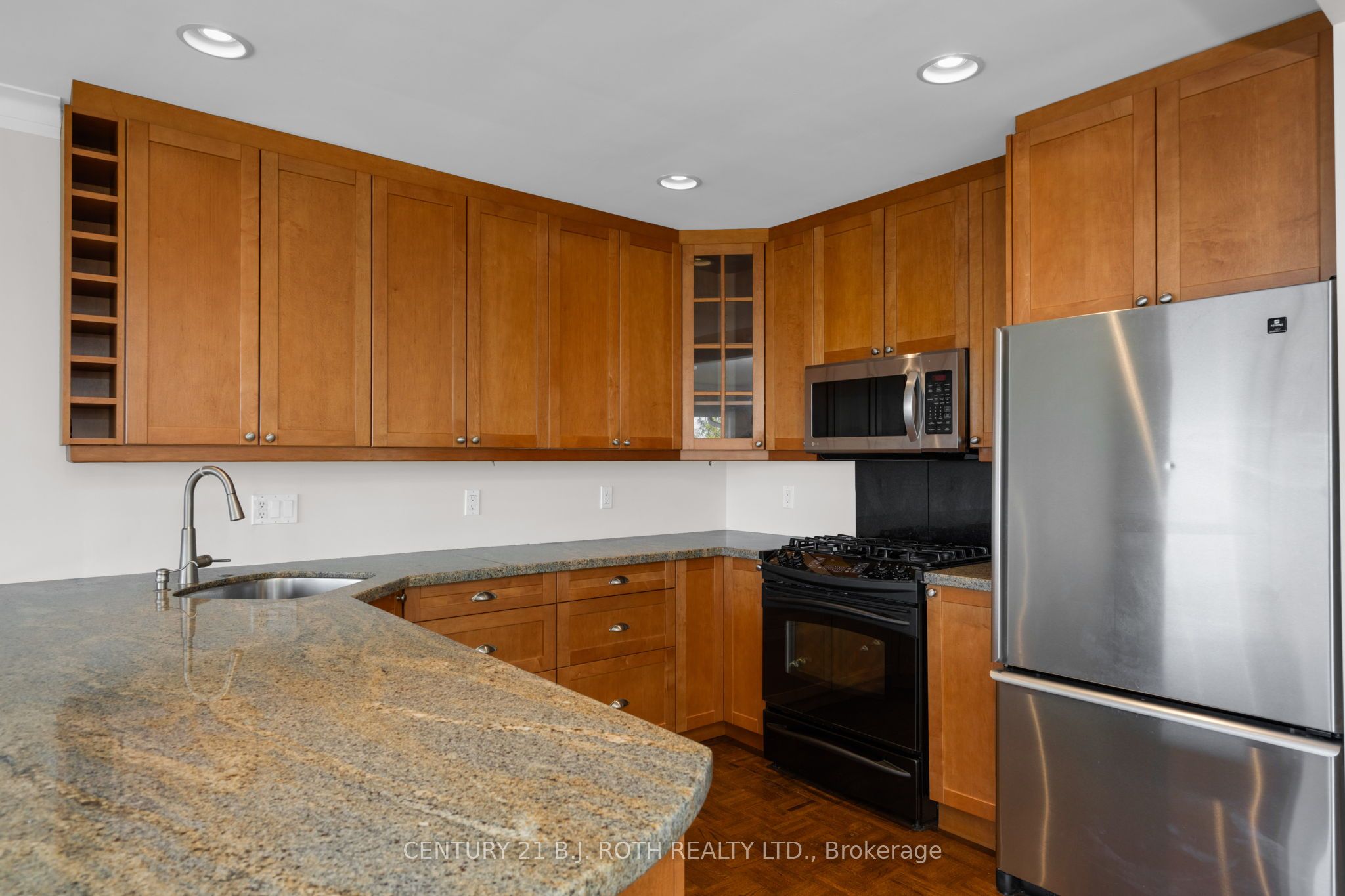 49 Lakeshore Road E Property Photo 8