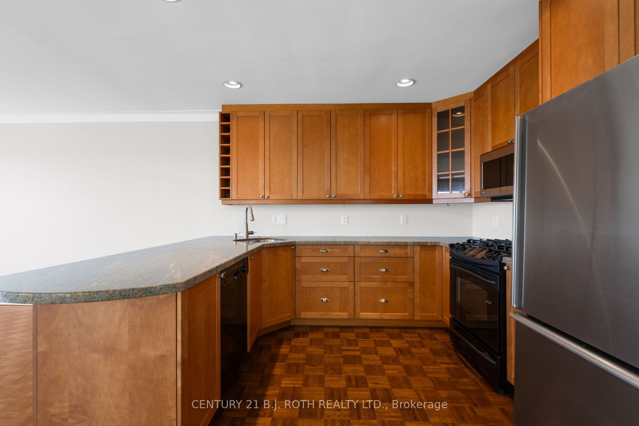 49 Lakeshore Road E Property Photo 9