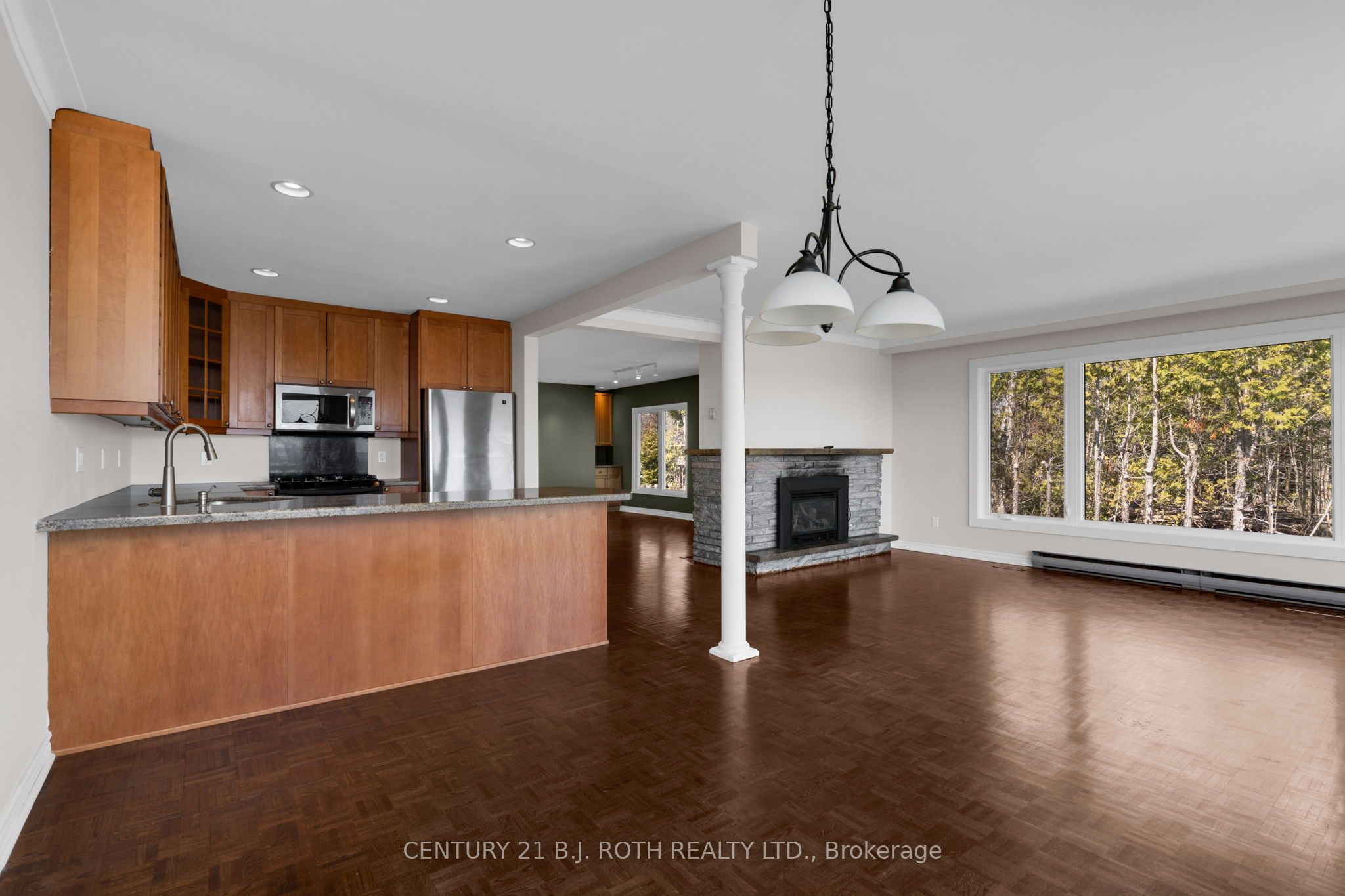 49 Lakeshore Road E Property Photo 11