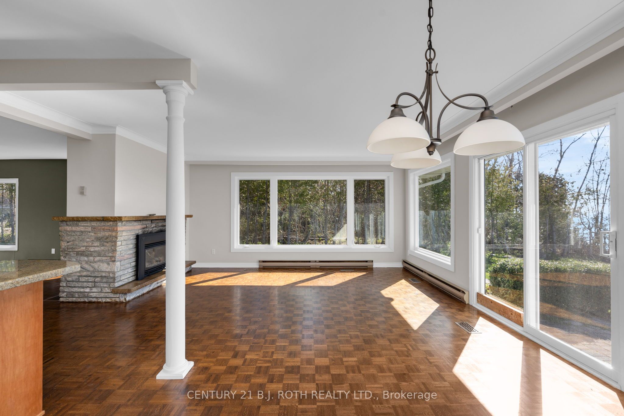 49 Lakeshore Road E Property Photo 14