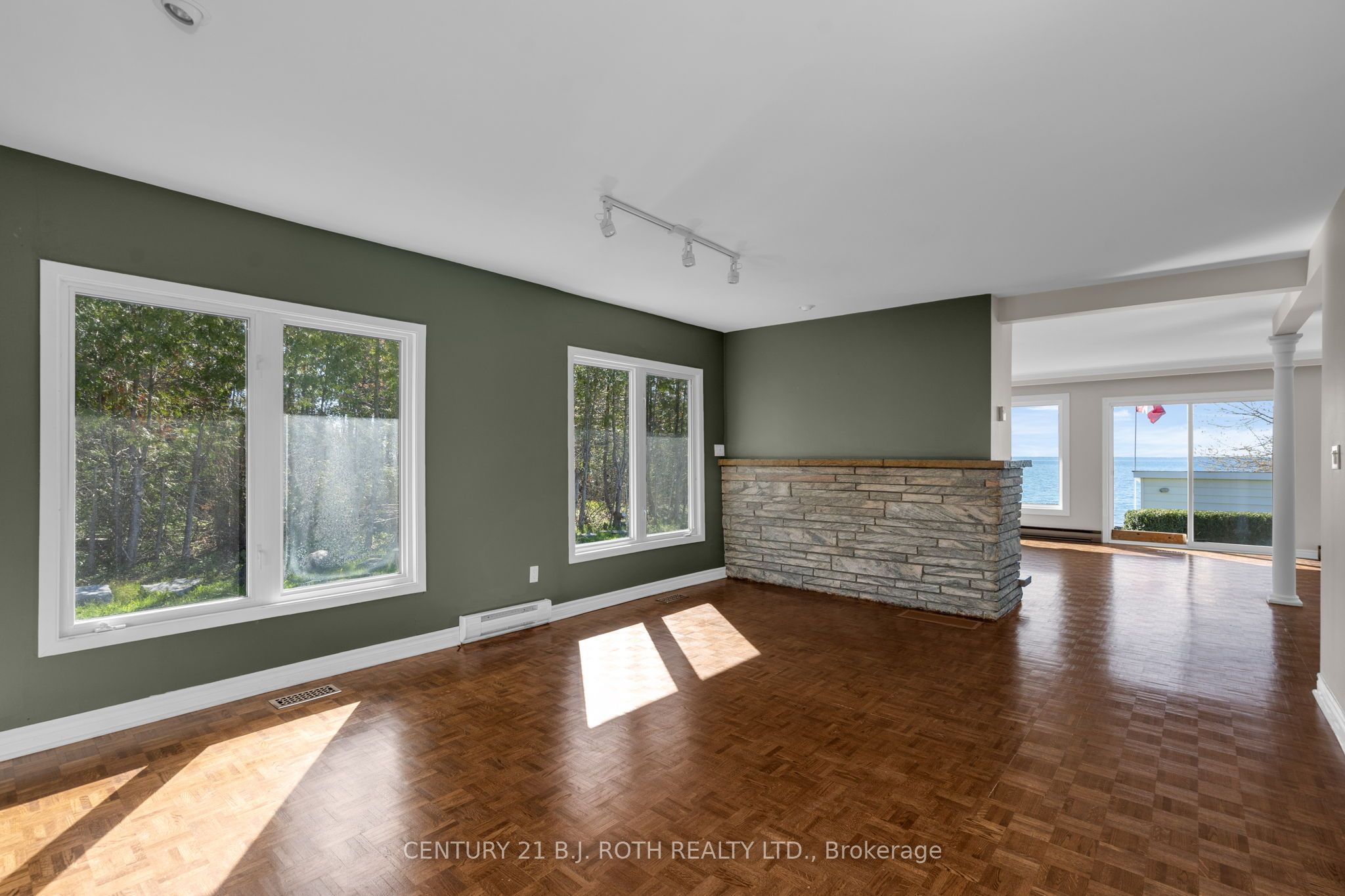 49 Lakeshore Road E Property Photo 15