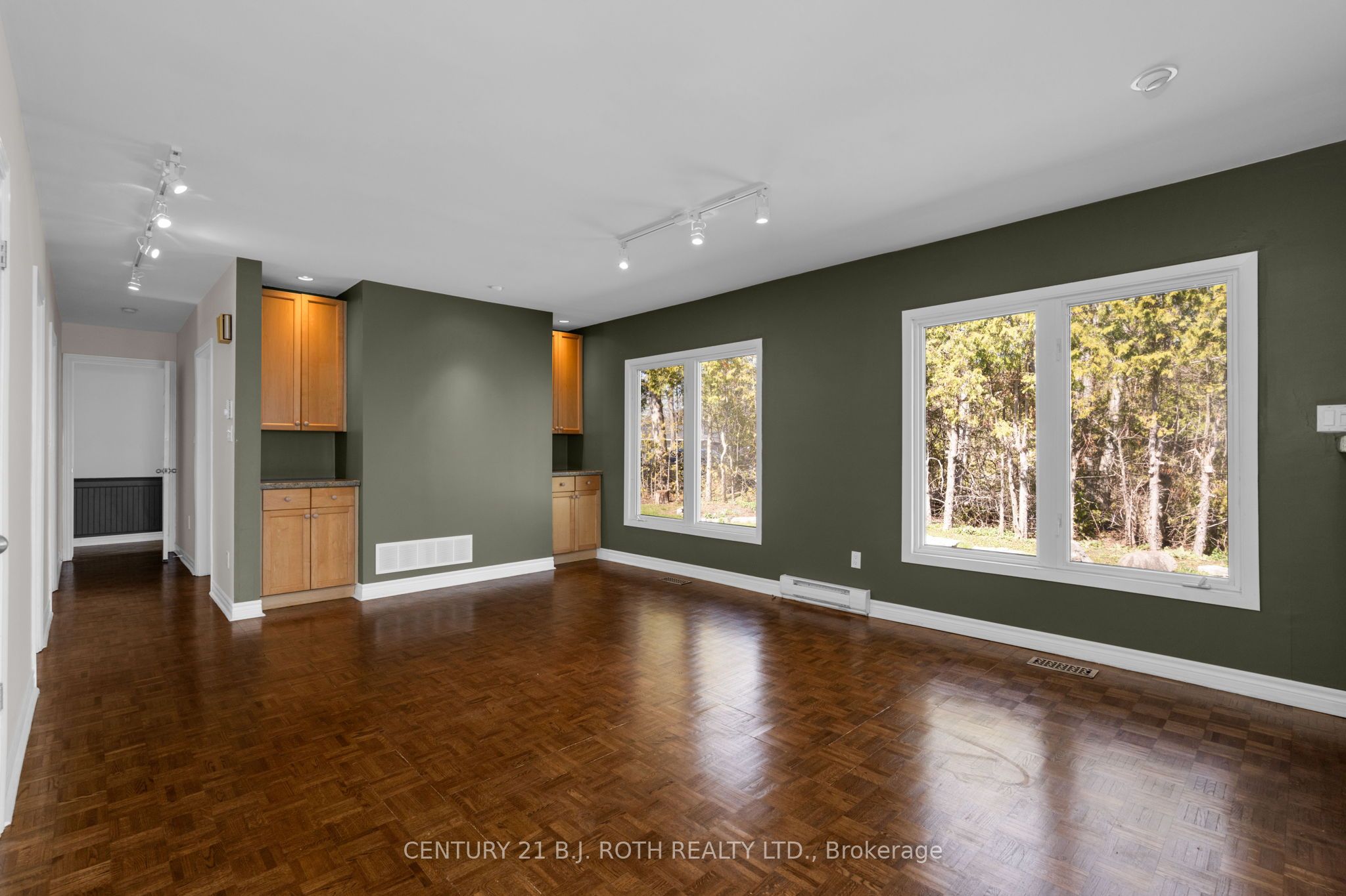 49 Lakeshore Road E Property Photo 16