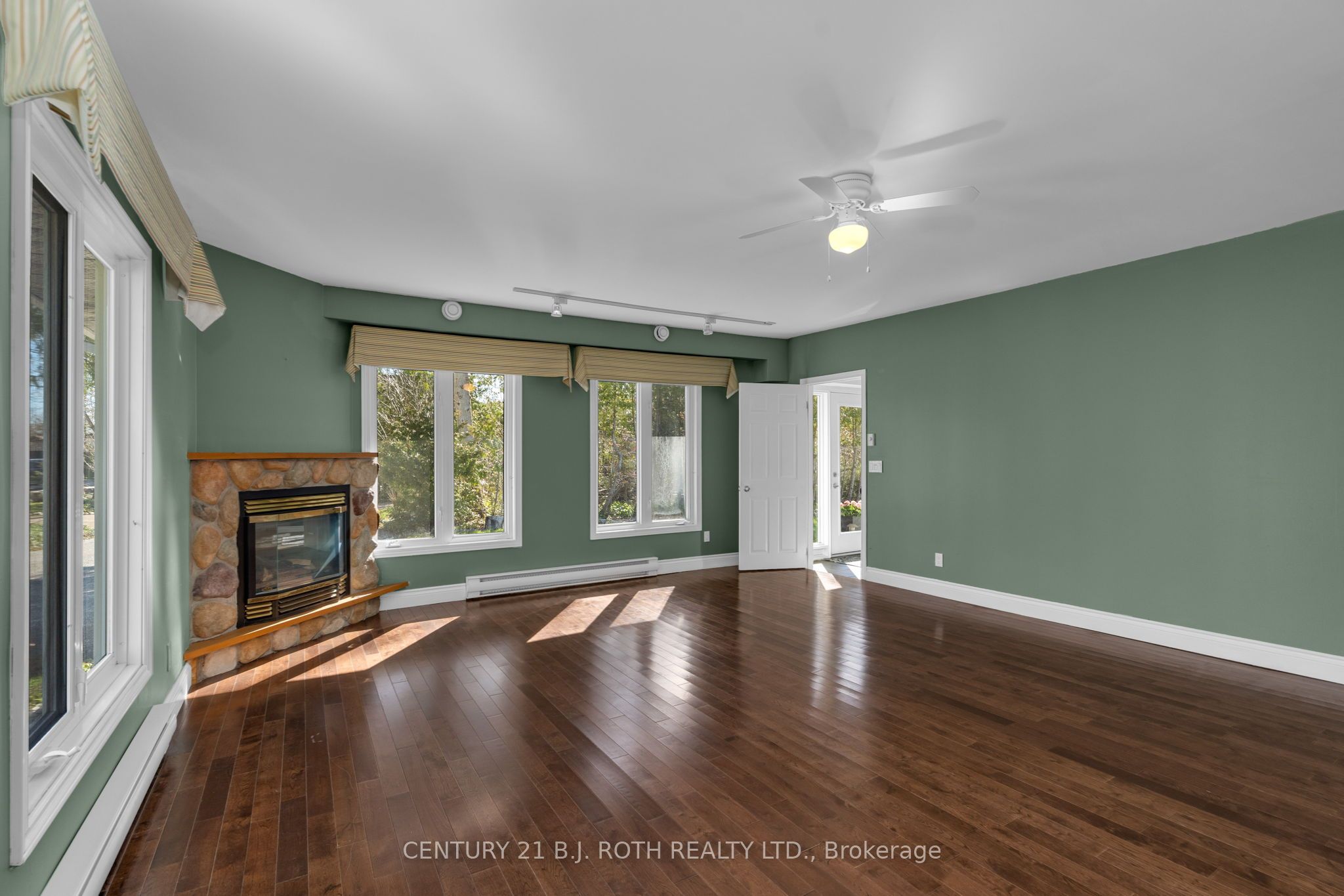 49 Lakeshore Road E Property Photo 18