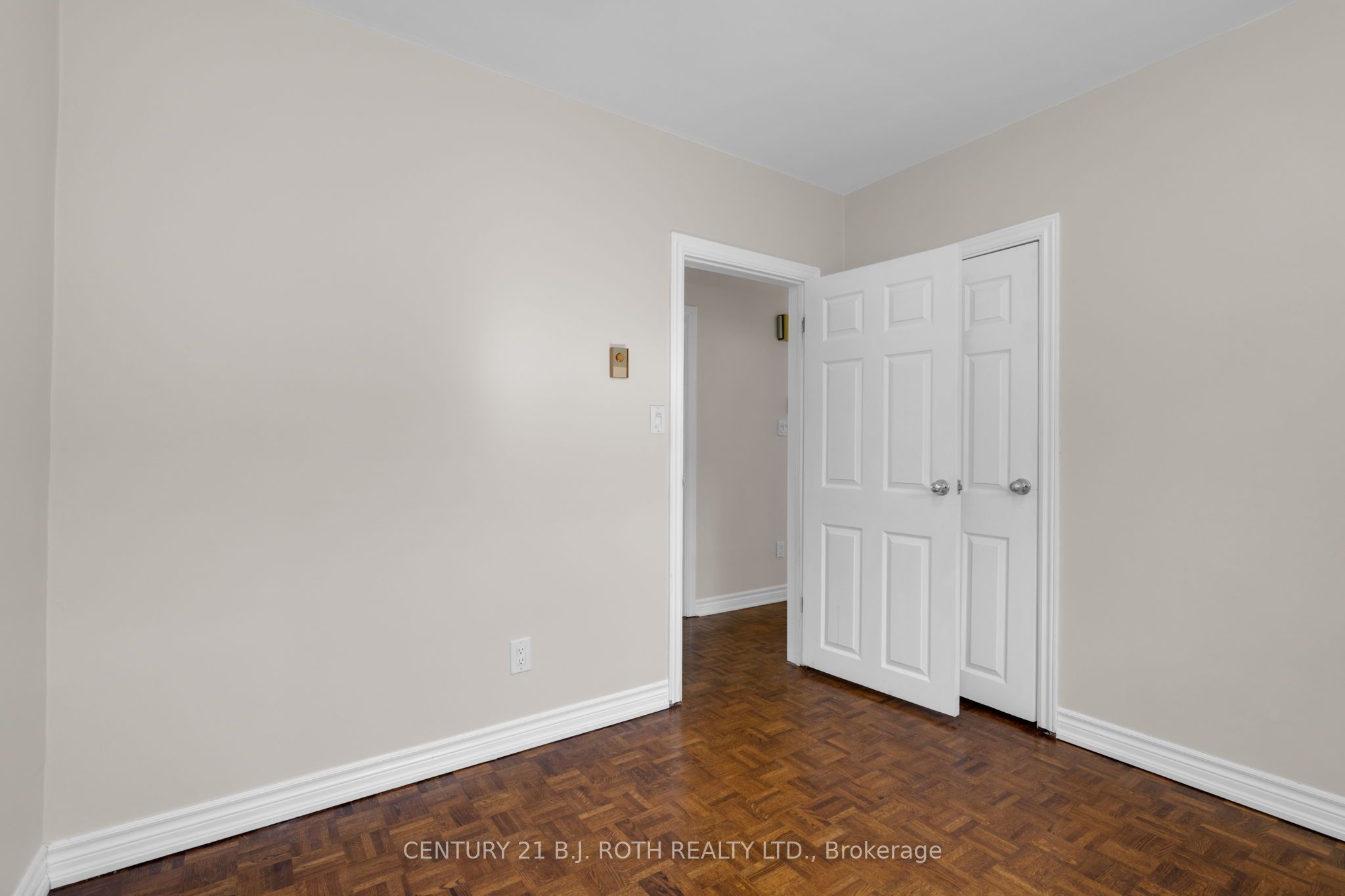 49 Lakeshore Road E Property Photo 22