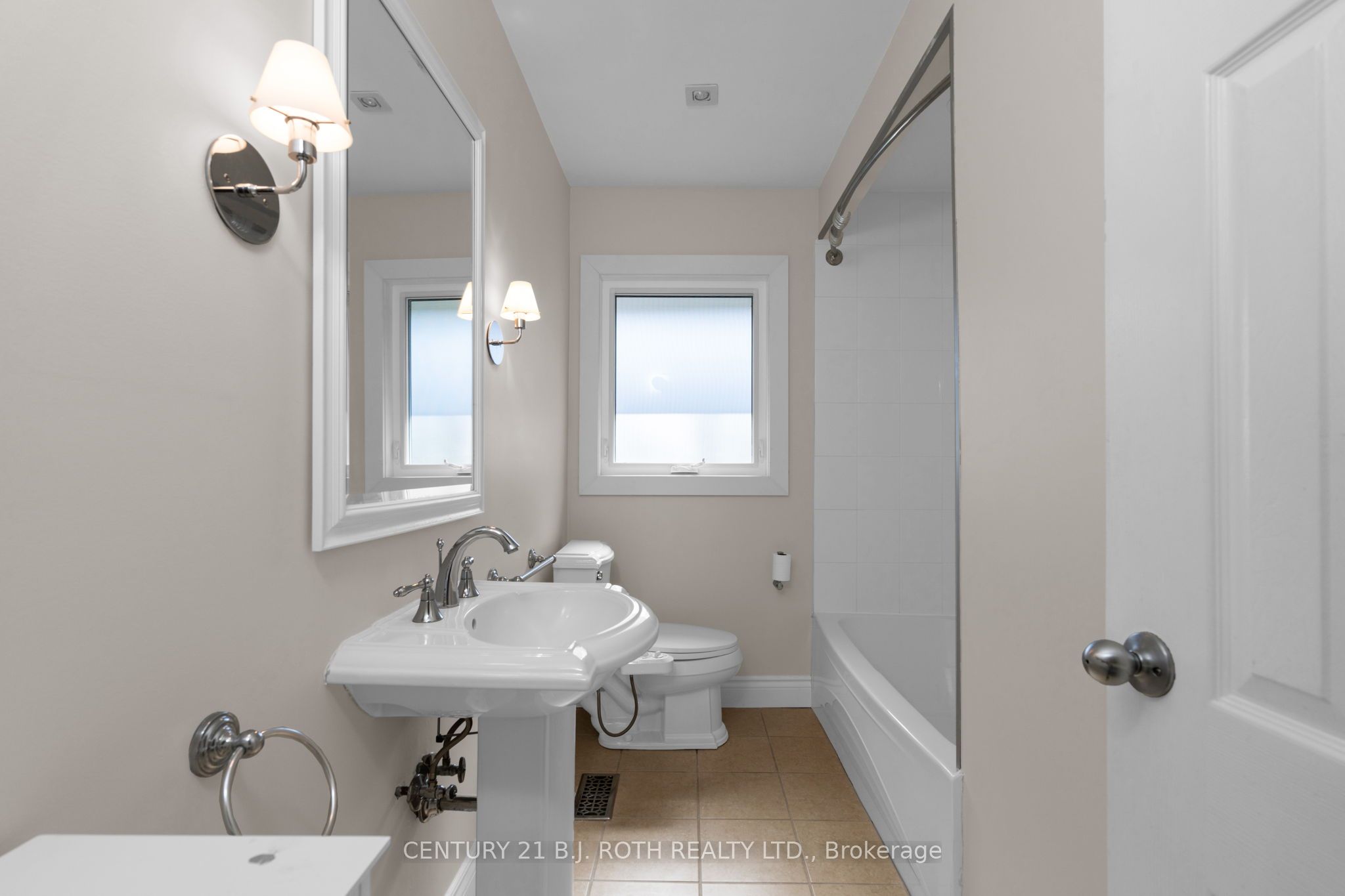 49 Lakeshore Road E Property Photo 25