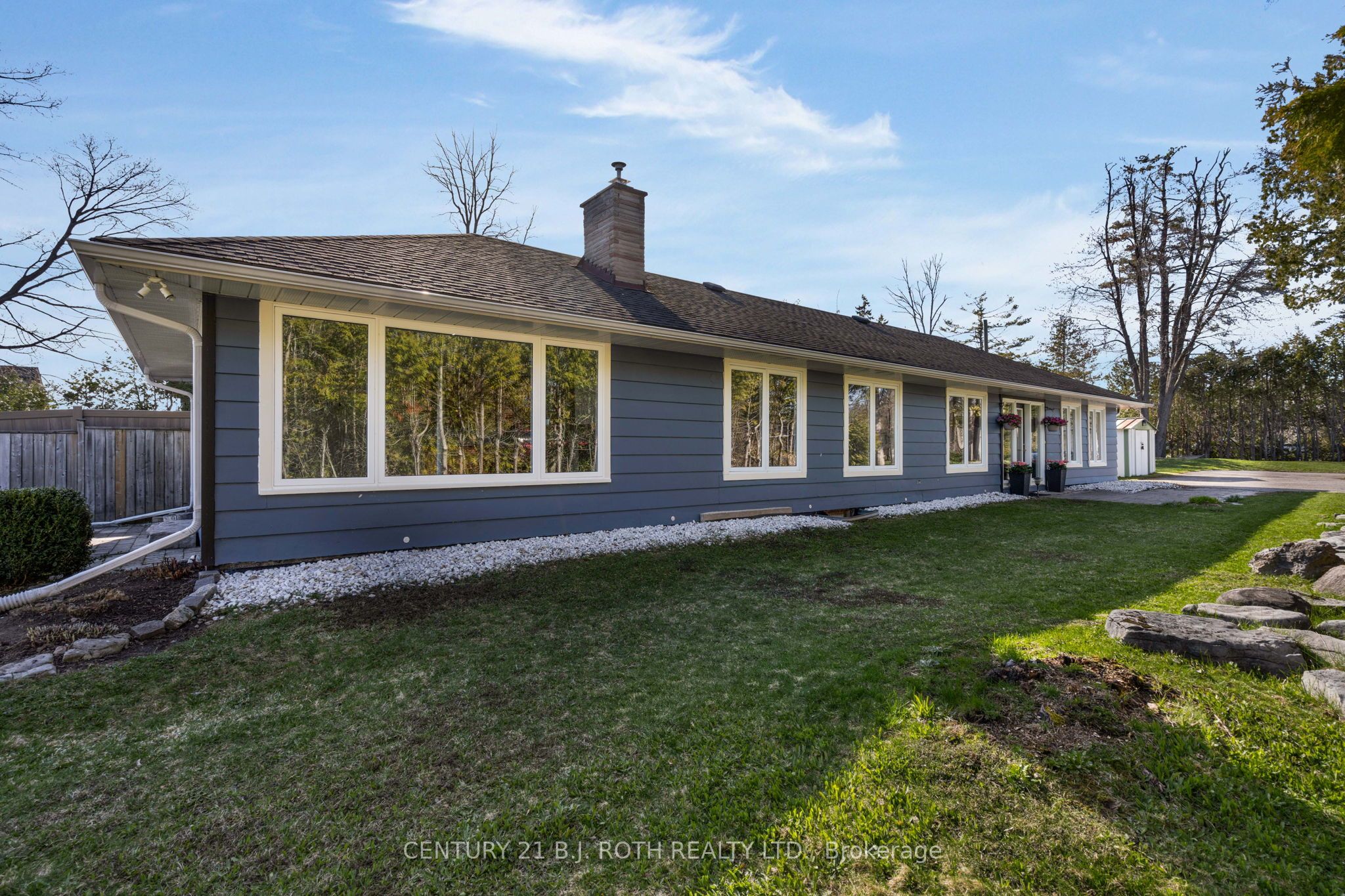 49 Lakeshore Road E Property Photo 28